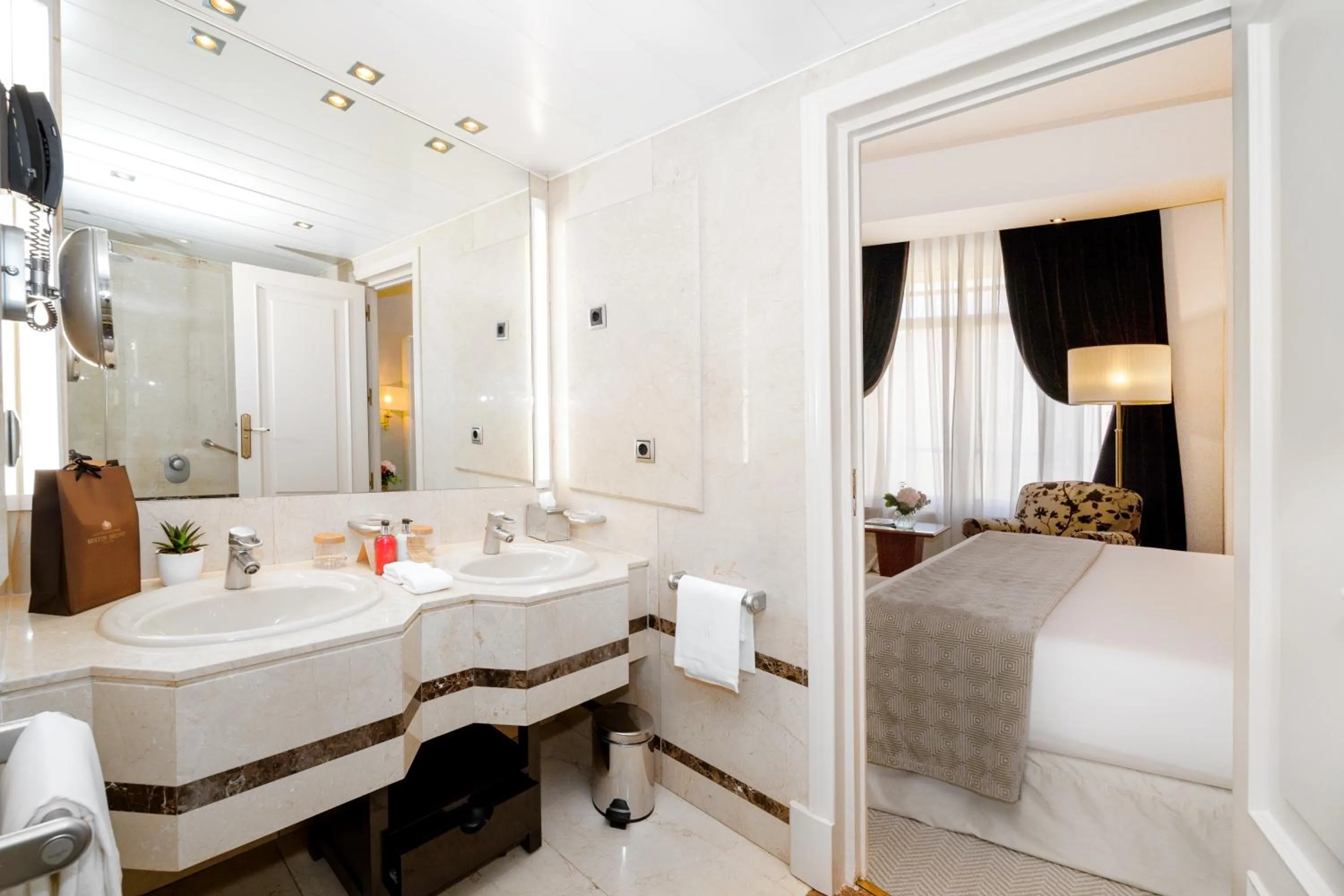 Bathroom, Bed in Wellington Hotel & Spa Madrid