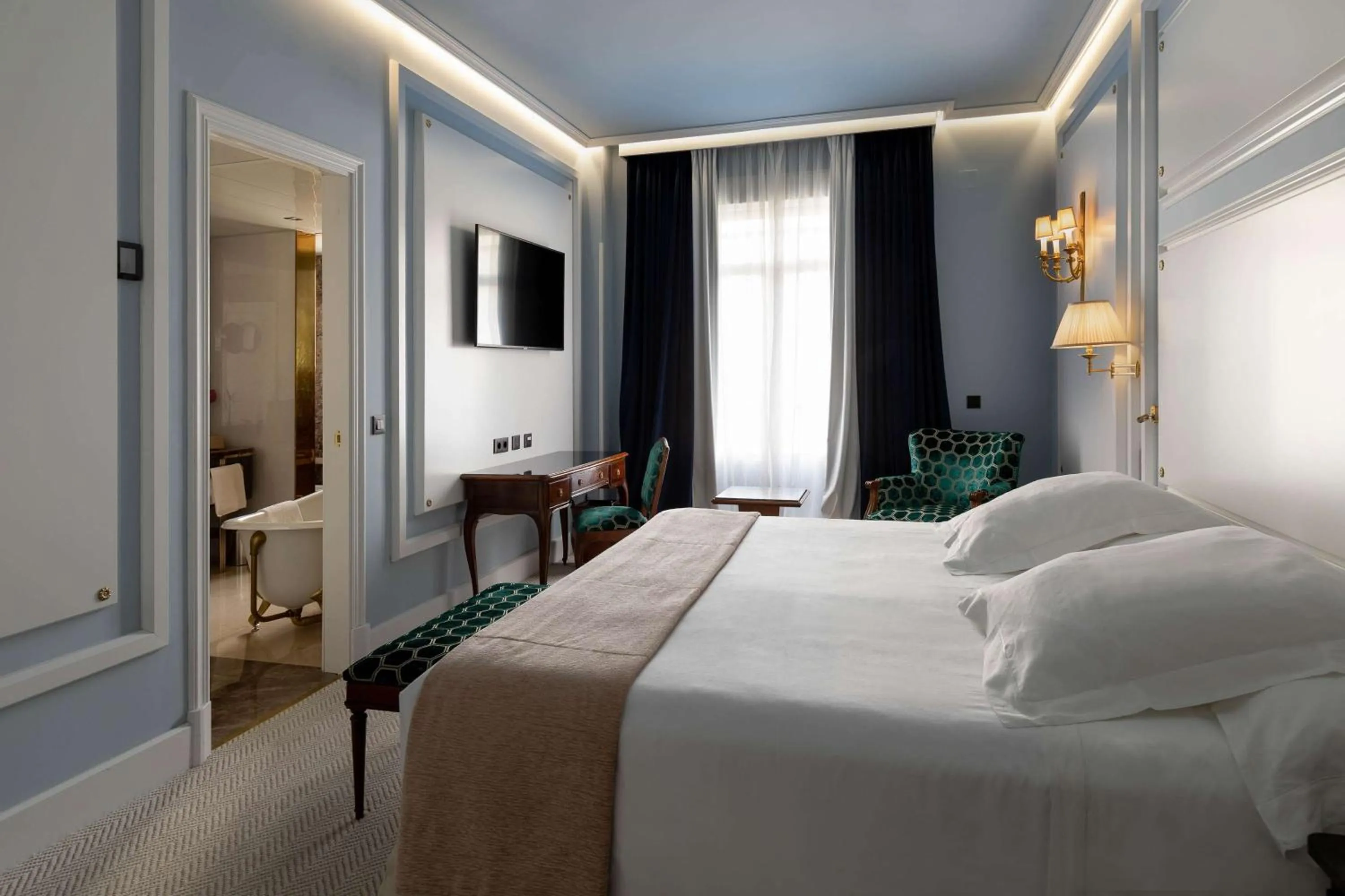 Bedroom, Bed in Wellington Hotel & Spa Madrid