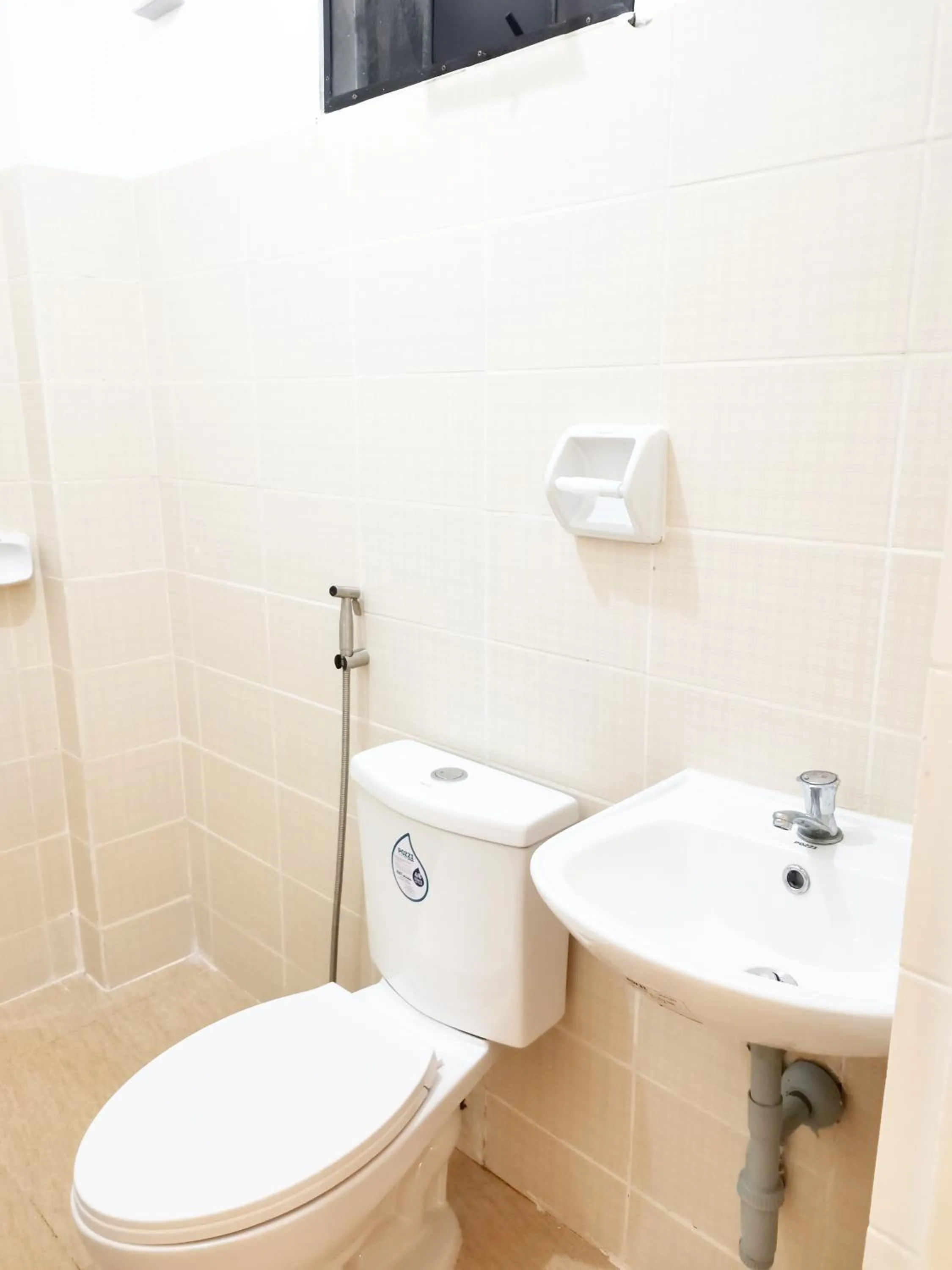 Shower in NomadsMNL Airport Hostel