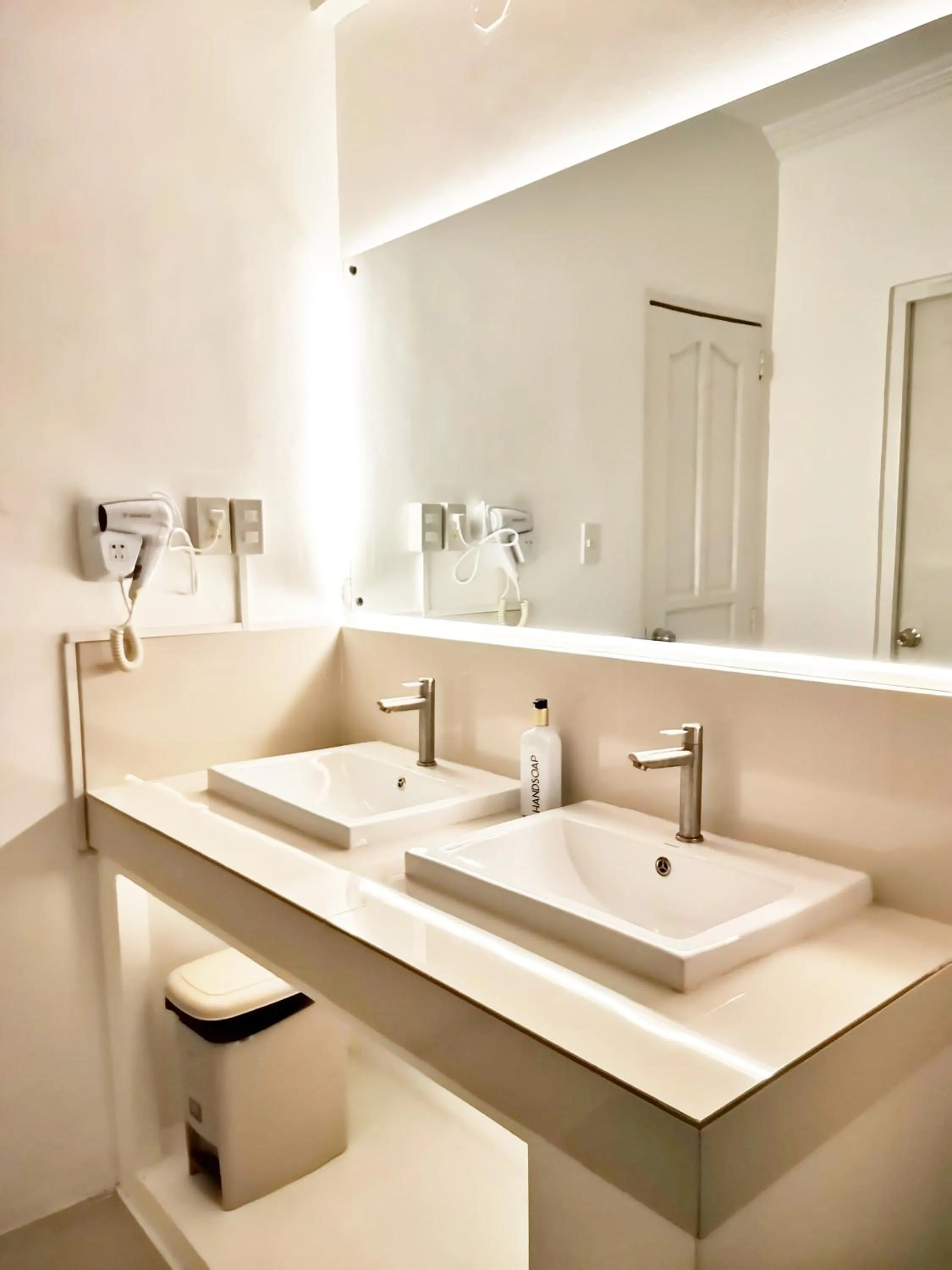 Bathroom in NomadsMNL Airport Hostel