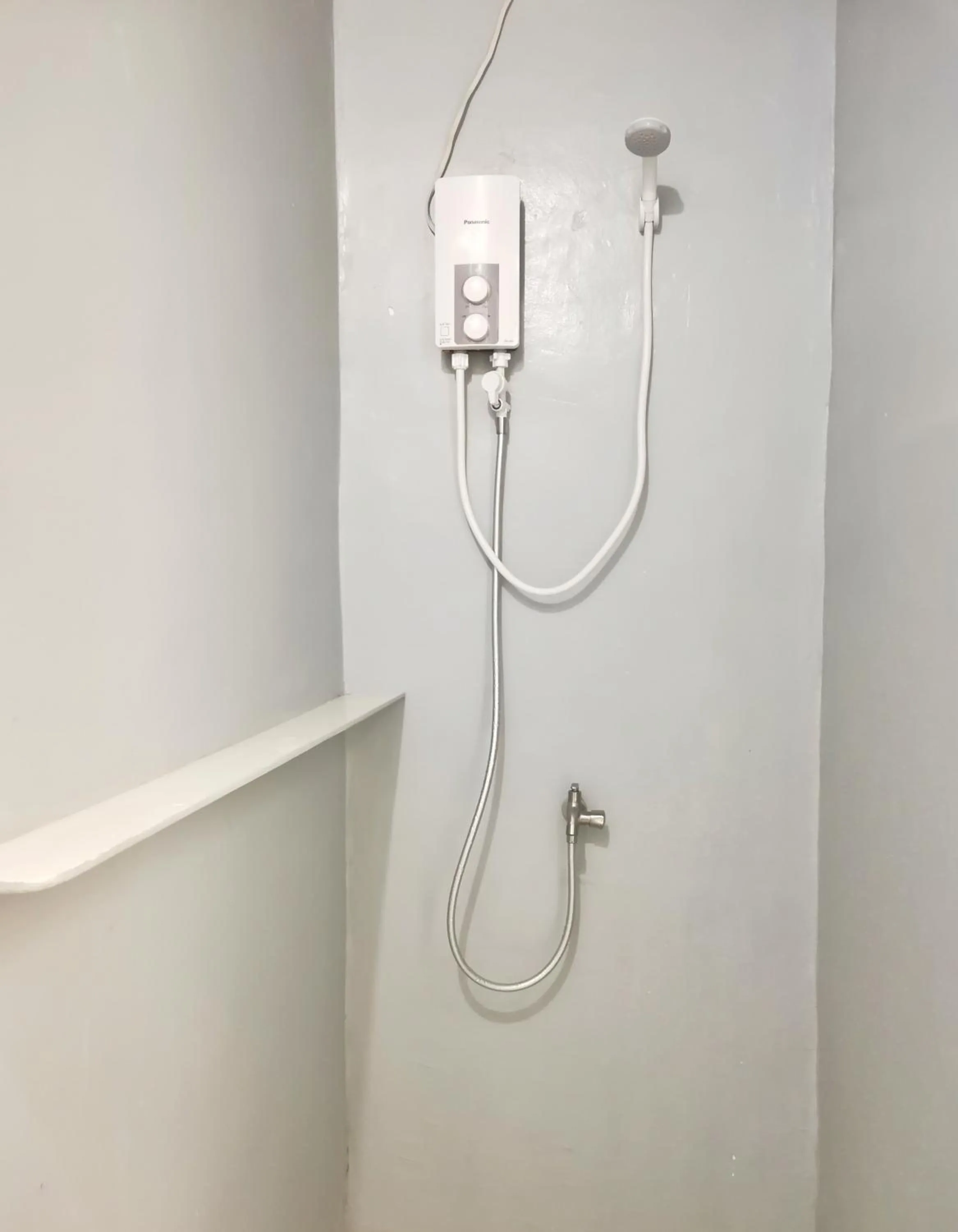 Shower in NomadsMNL Airport Hostel