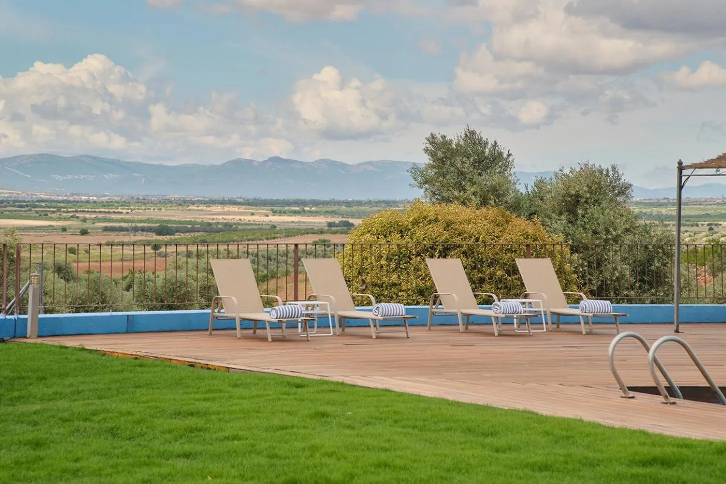 Swimming pool in Hotel Spa Villa Nazules