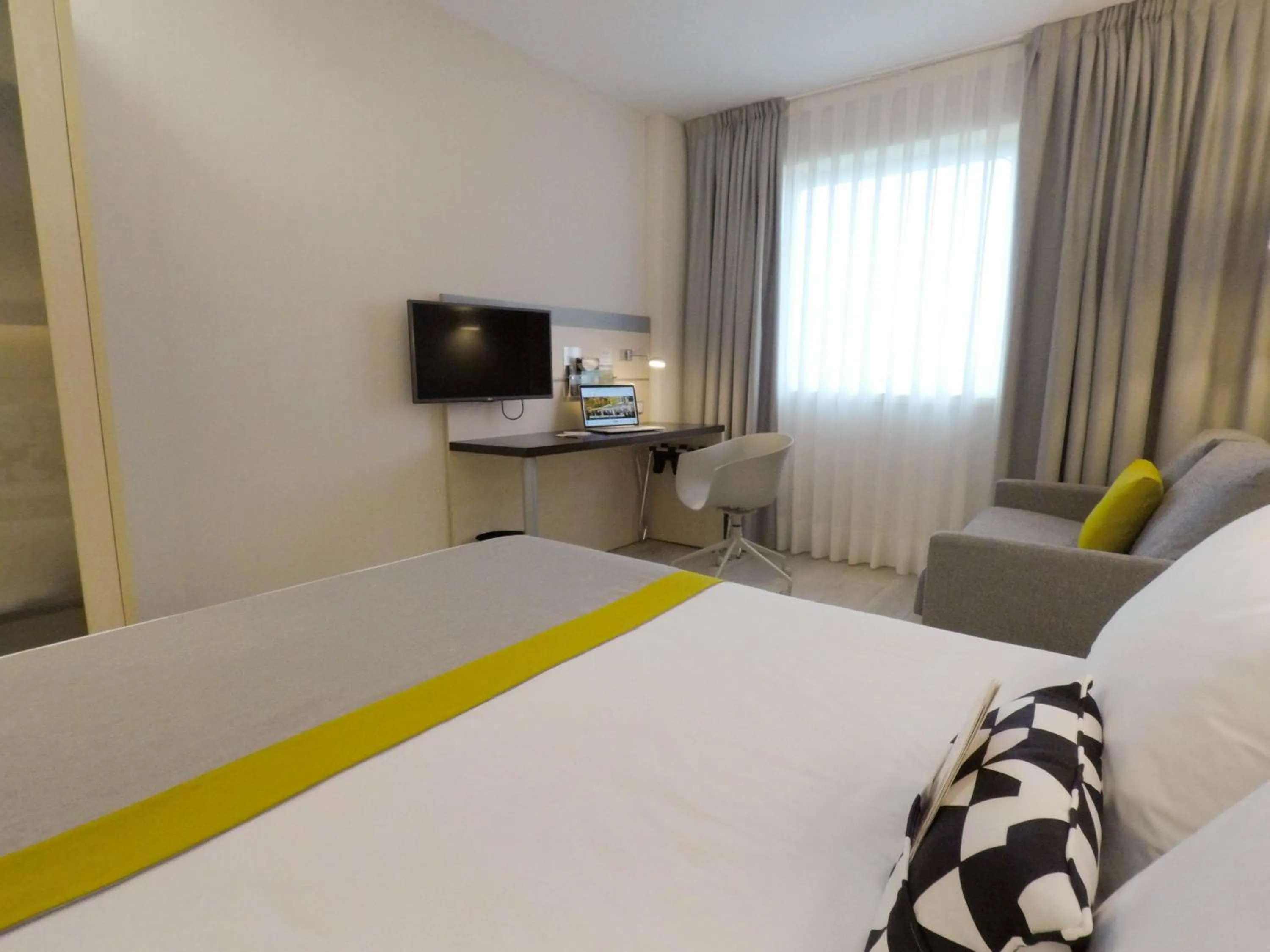 Photo of the whole room, Bed in Holiday Inn Express Pamplona by IHG