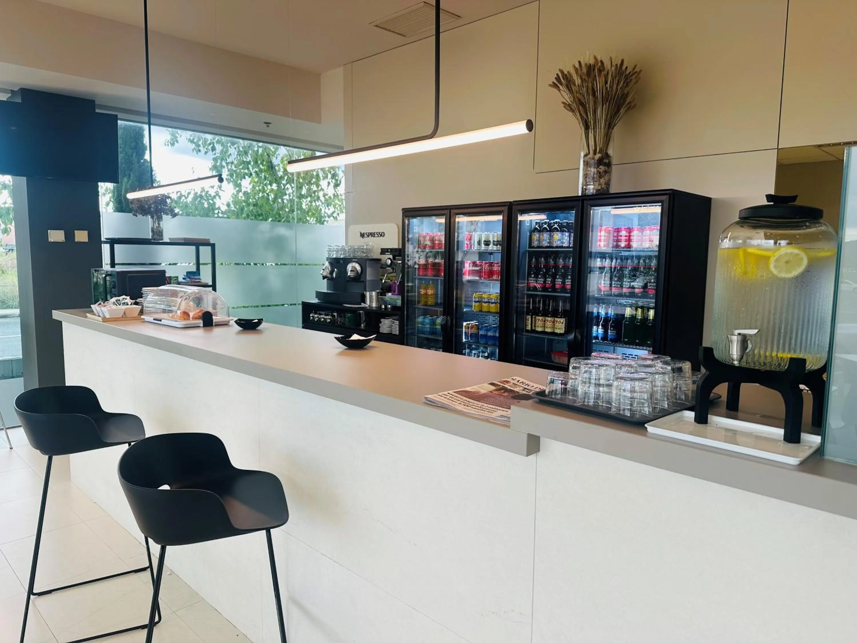 Lounge or bar in Holiday Inn Express Pamplona by IHG