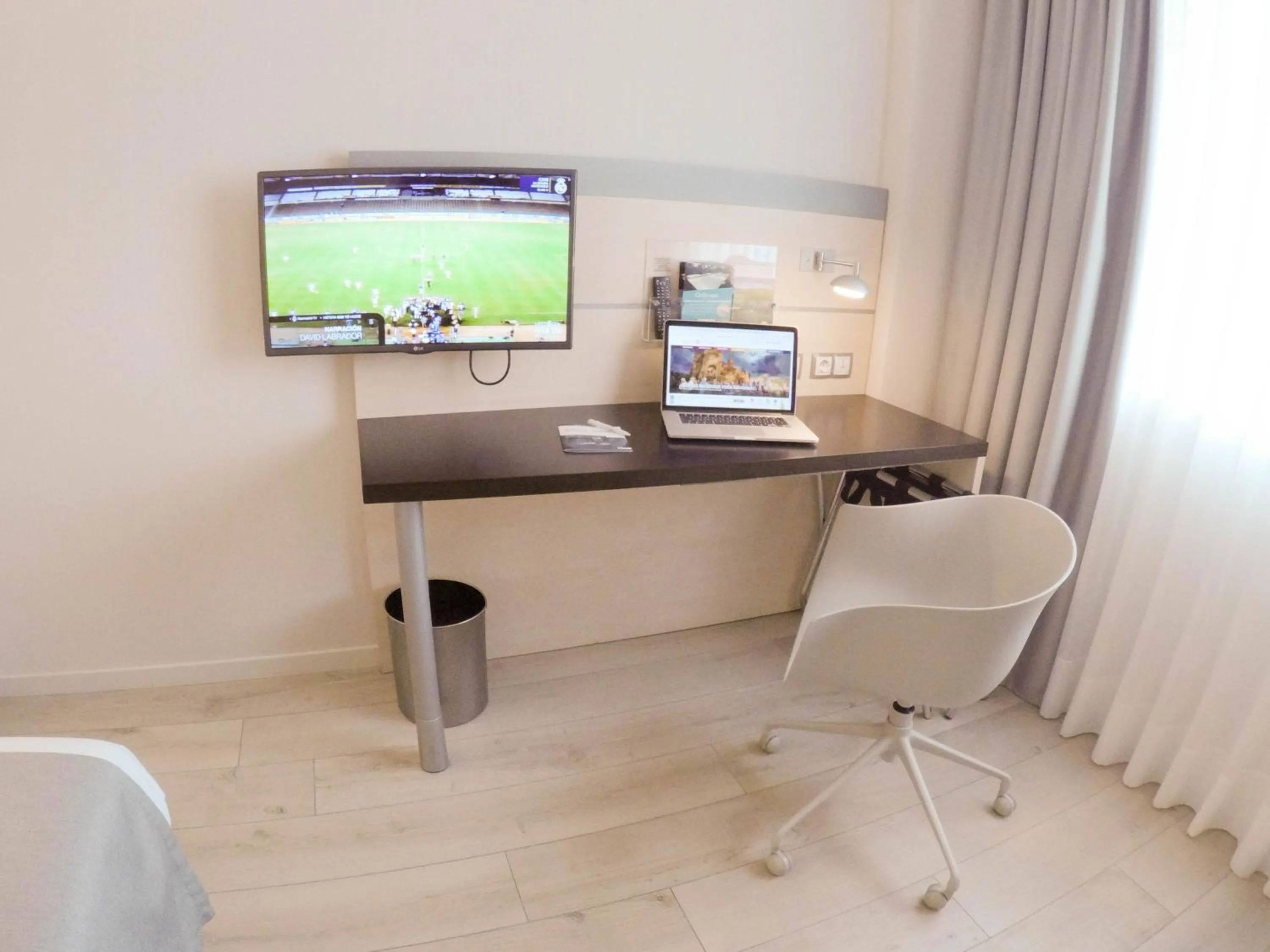 Photo of the whole room in Holiday Inn Express Pamplona by IHG