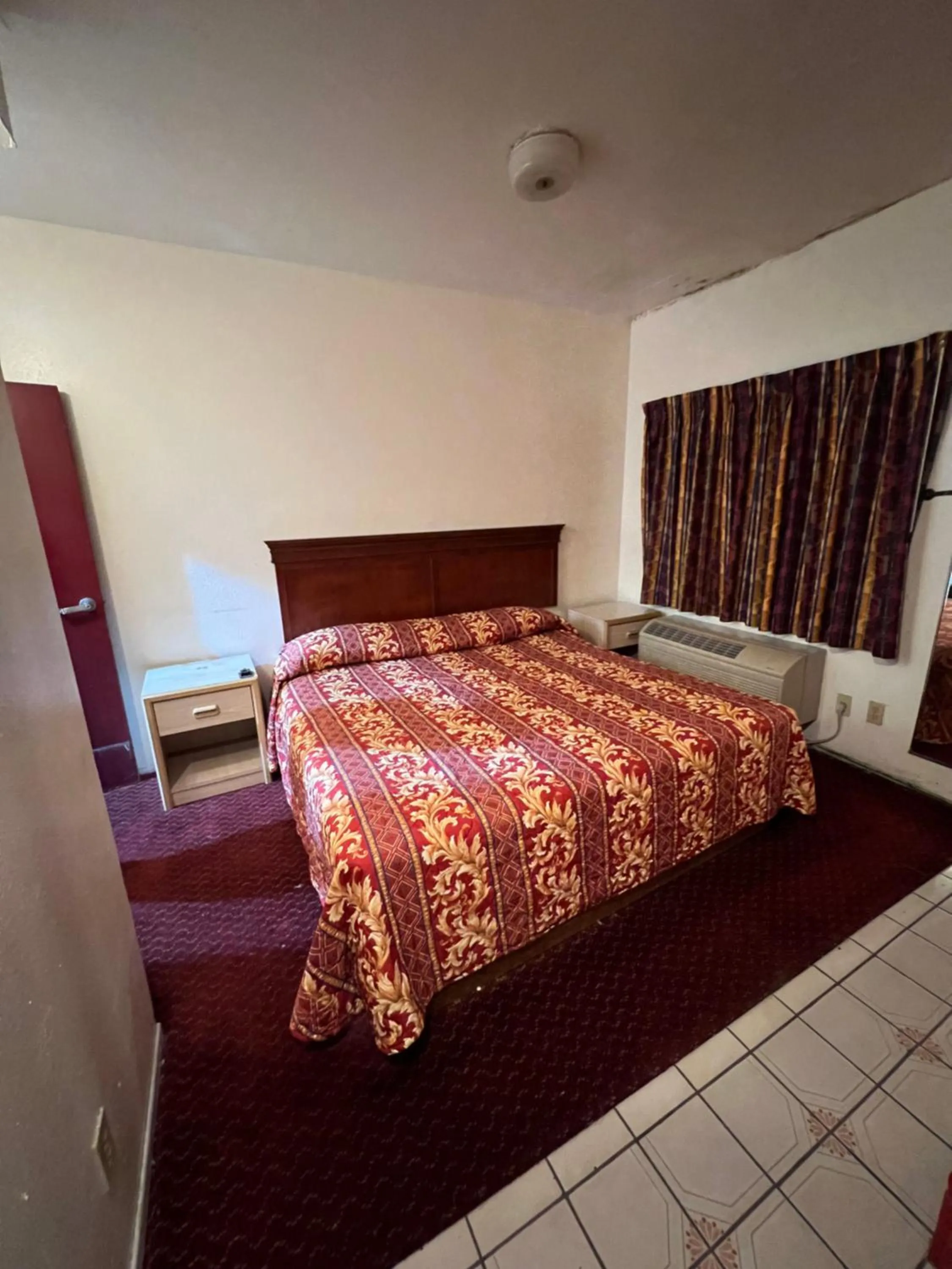 Photo of the whole room in Deluxe Inn LA