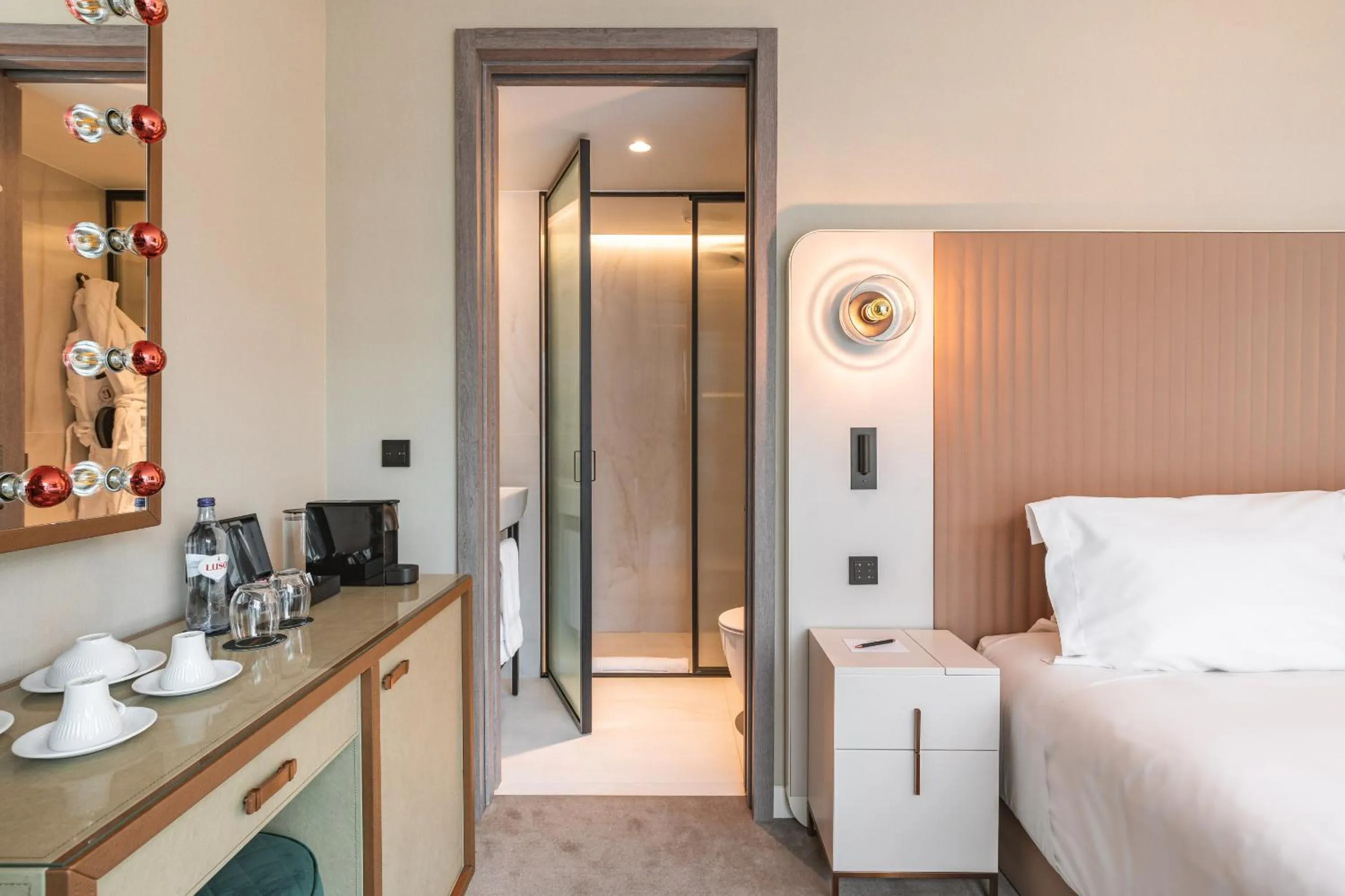 Shower, Bed in LUSTER Hotel