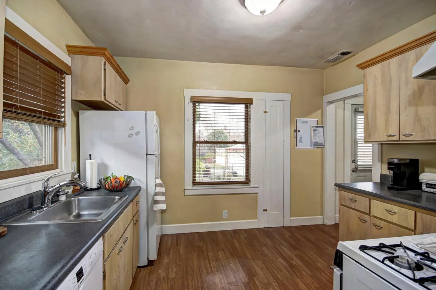 Charming 2Bed French Colonial Apartment in Desirable Midtown Sacramento