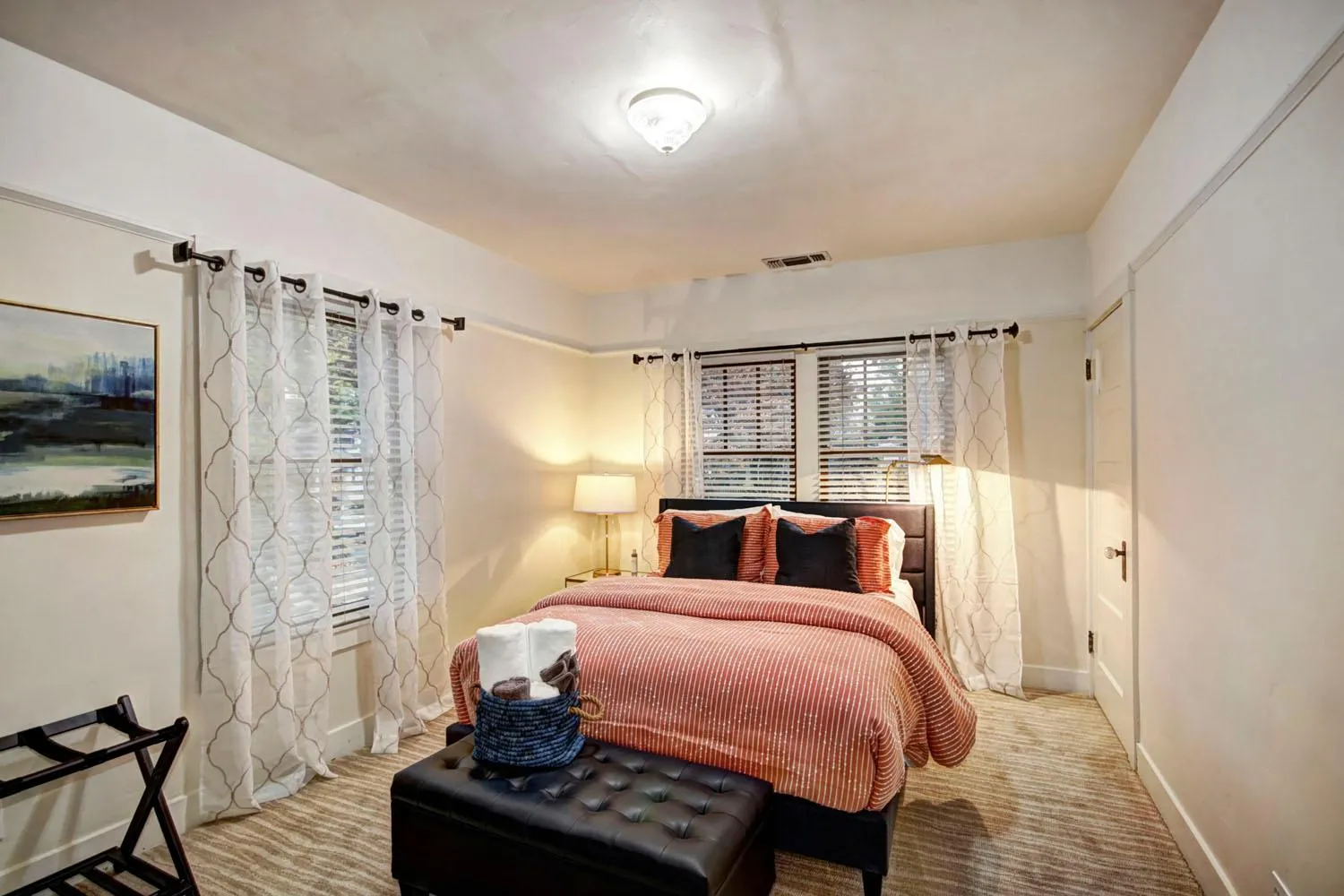 Bed in Charming 2Bed French Colonial Apartment in Desirable Midtown Sacramento