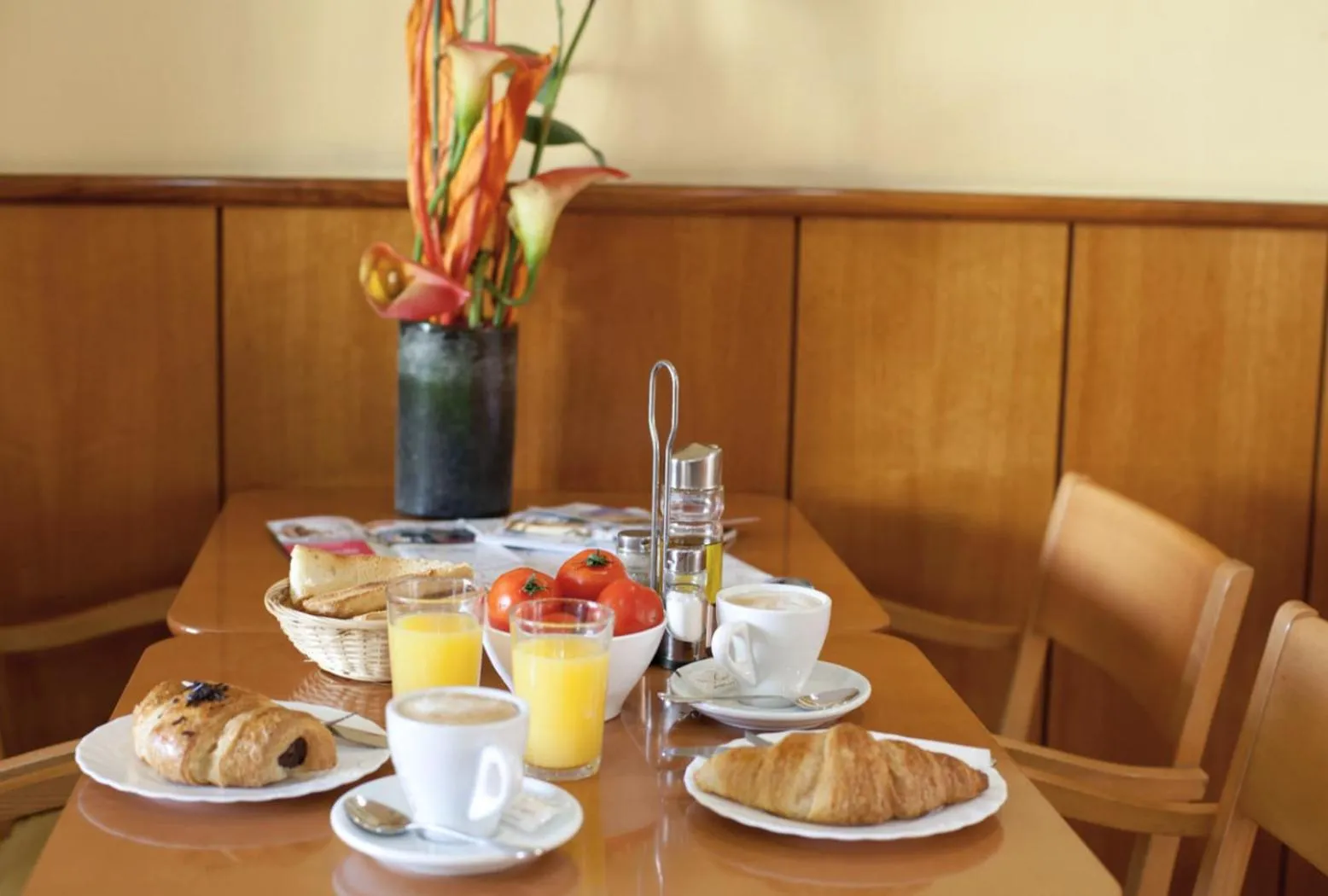 Food and drinks in Hotel Ciutat De Sant Adria