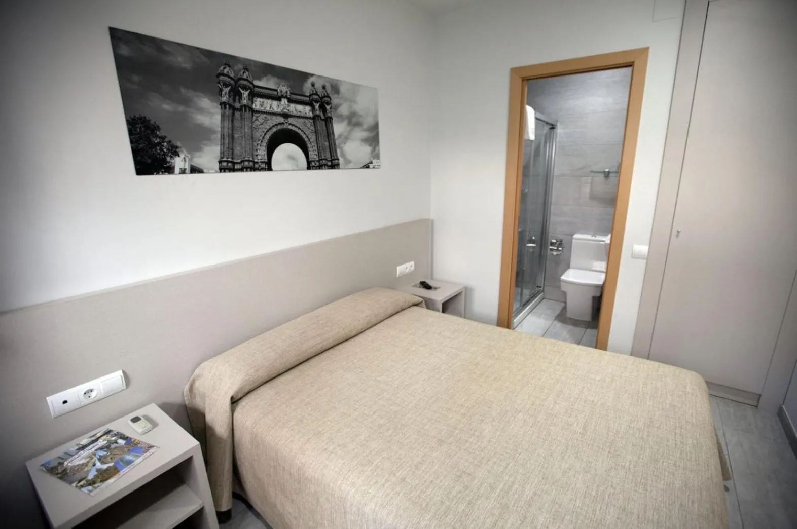 Bedroom, Bed in Hotel Ciutat De Sant Adria