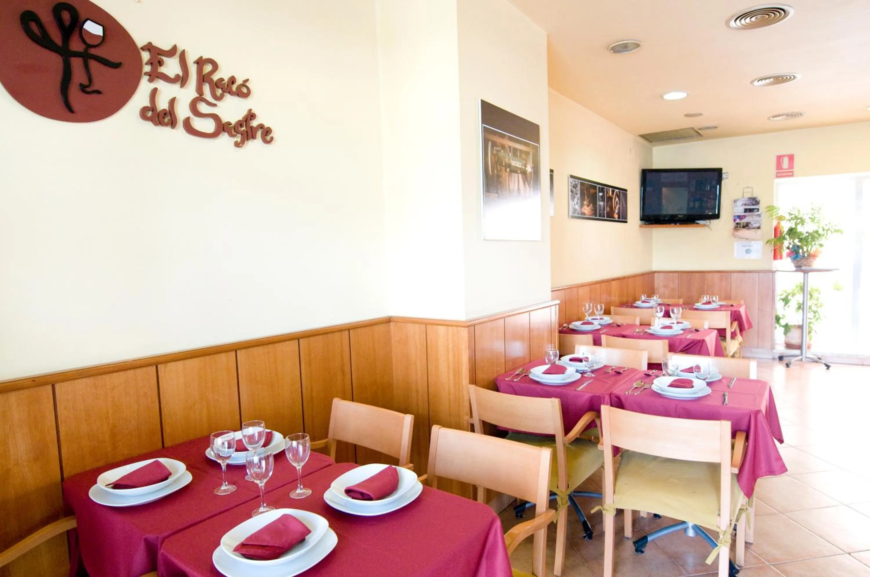 Restaurant/places to eat in Hotel Ciutat De Sant Adria
