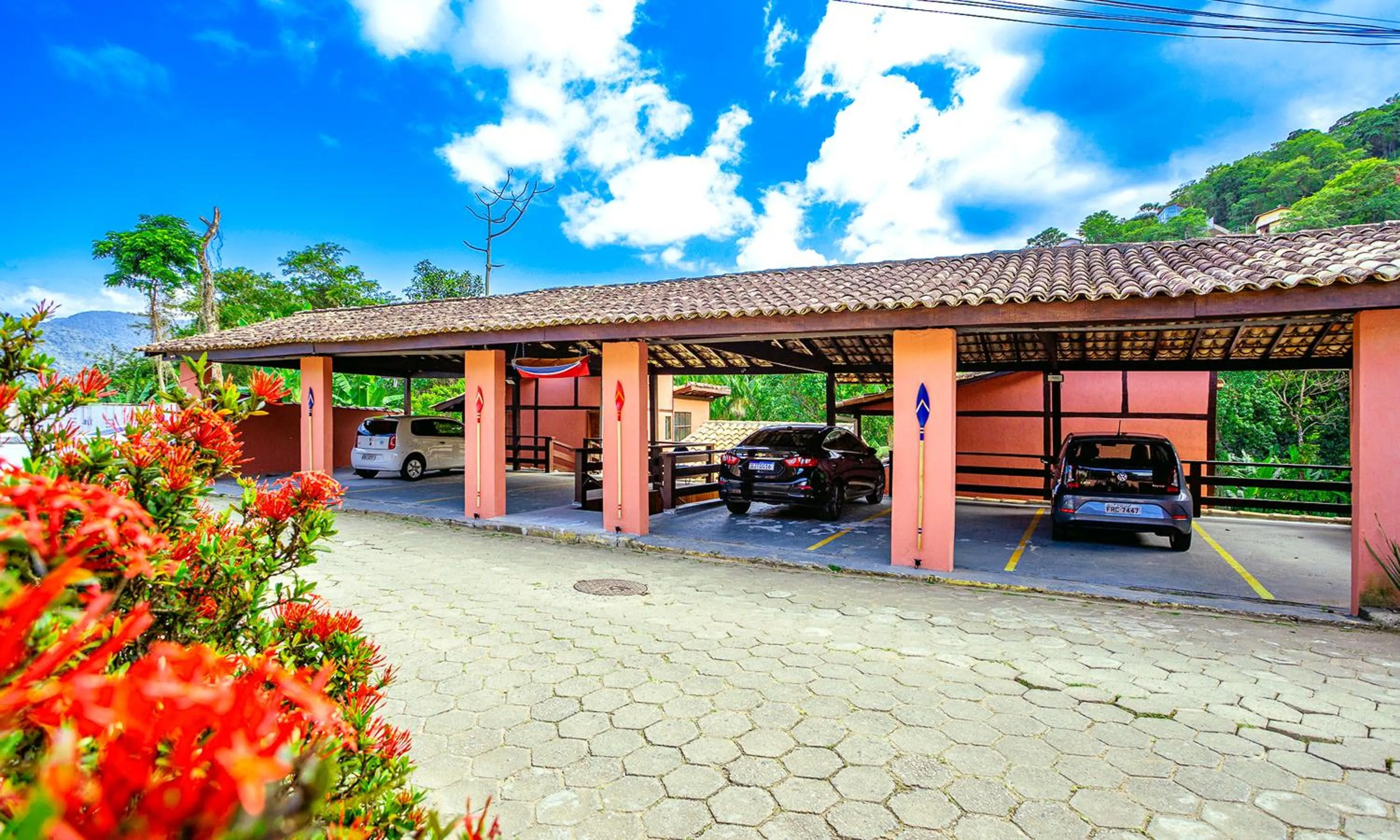 Parking in VELINN Pousada Canoa Ilhabela