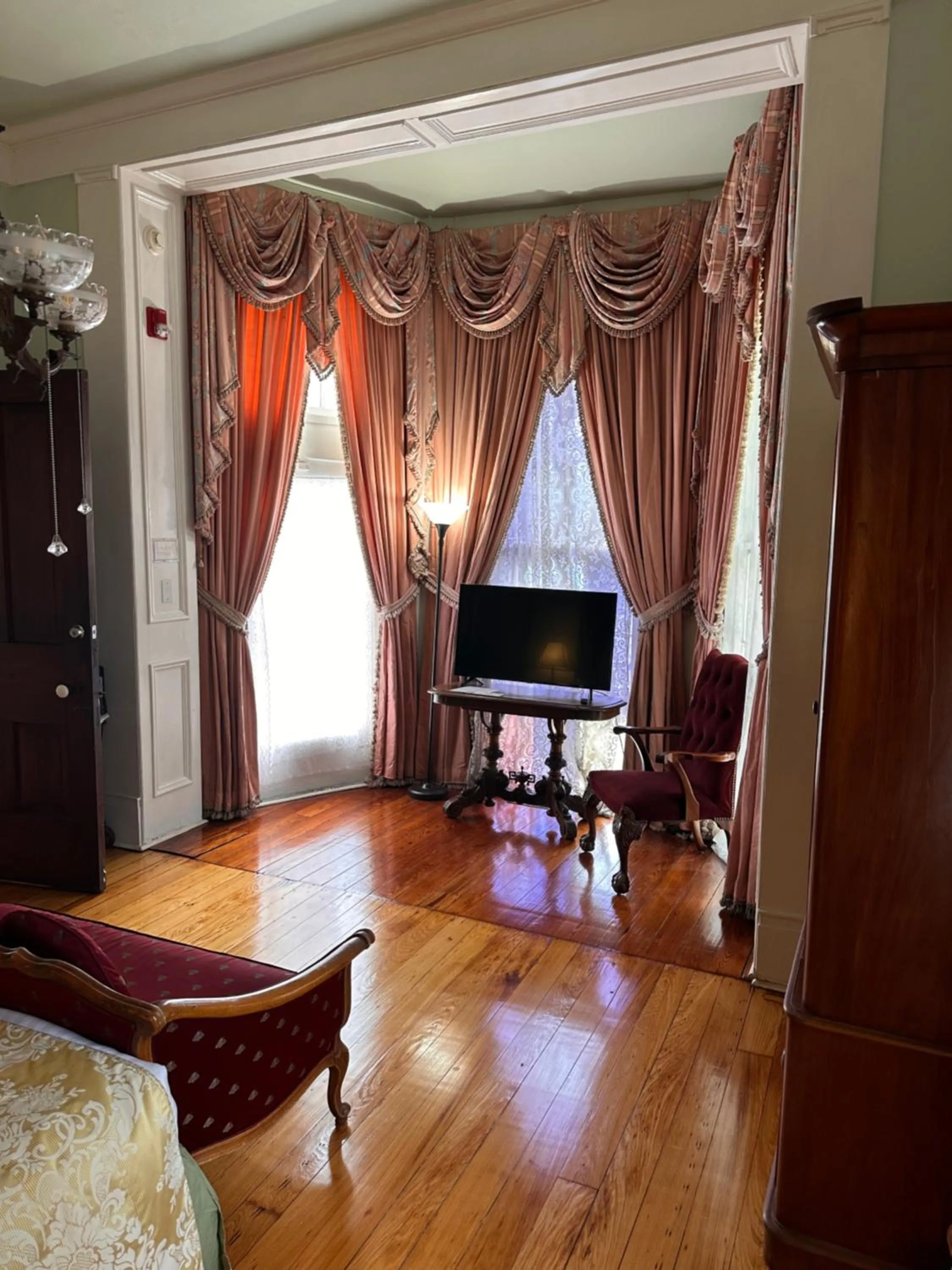 Evening entertainment in The Inn at Cedar Grove