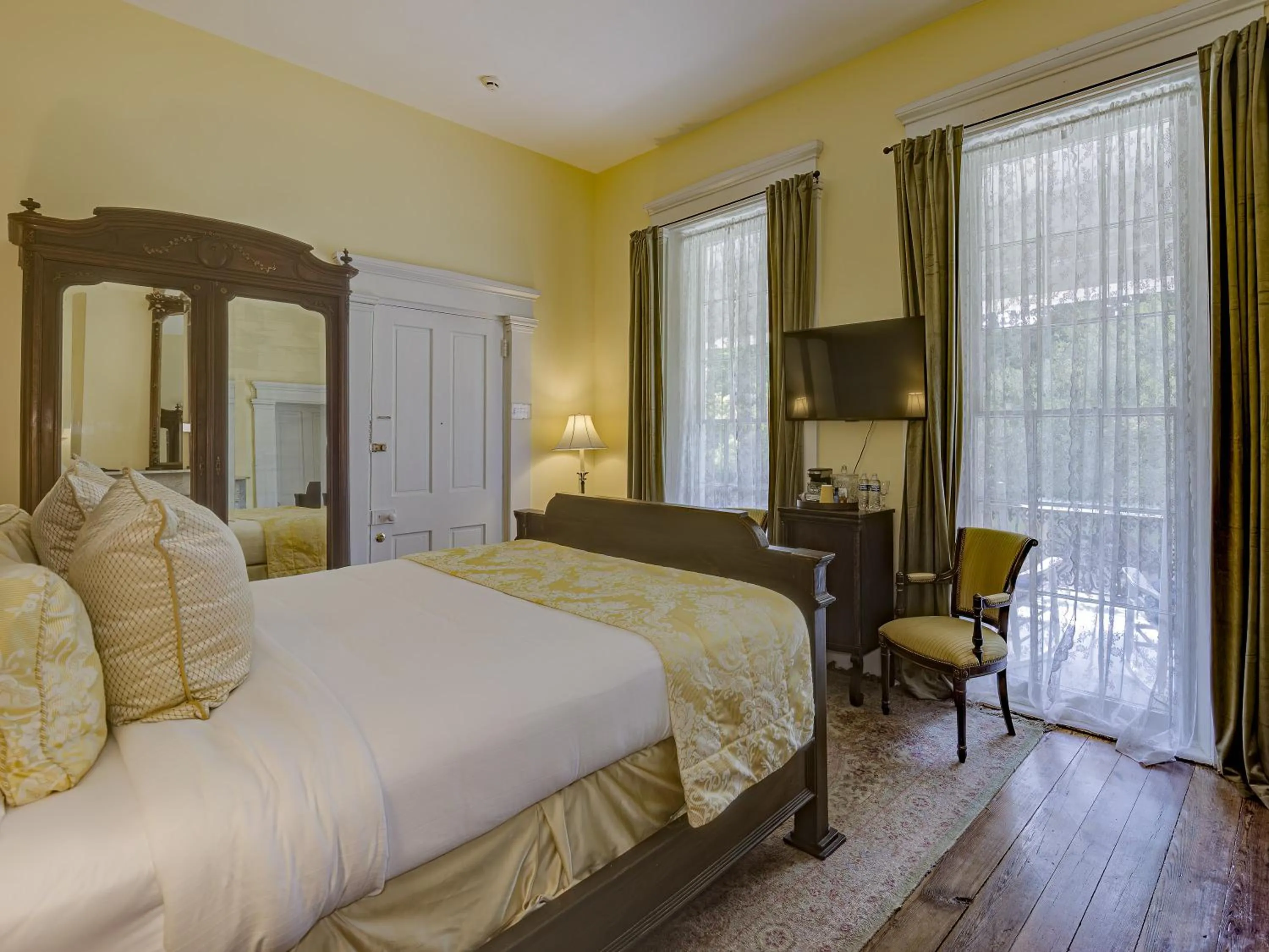 Photo of the whole room, Bed in The Inn at Cedar Grove