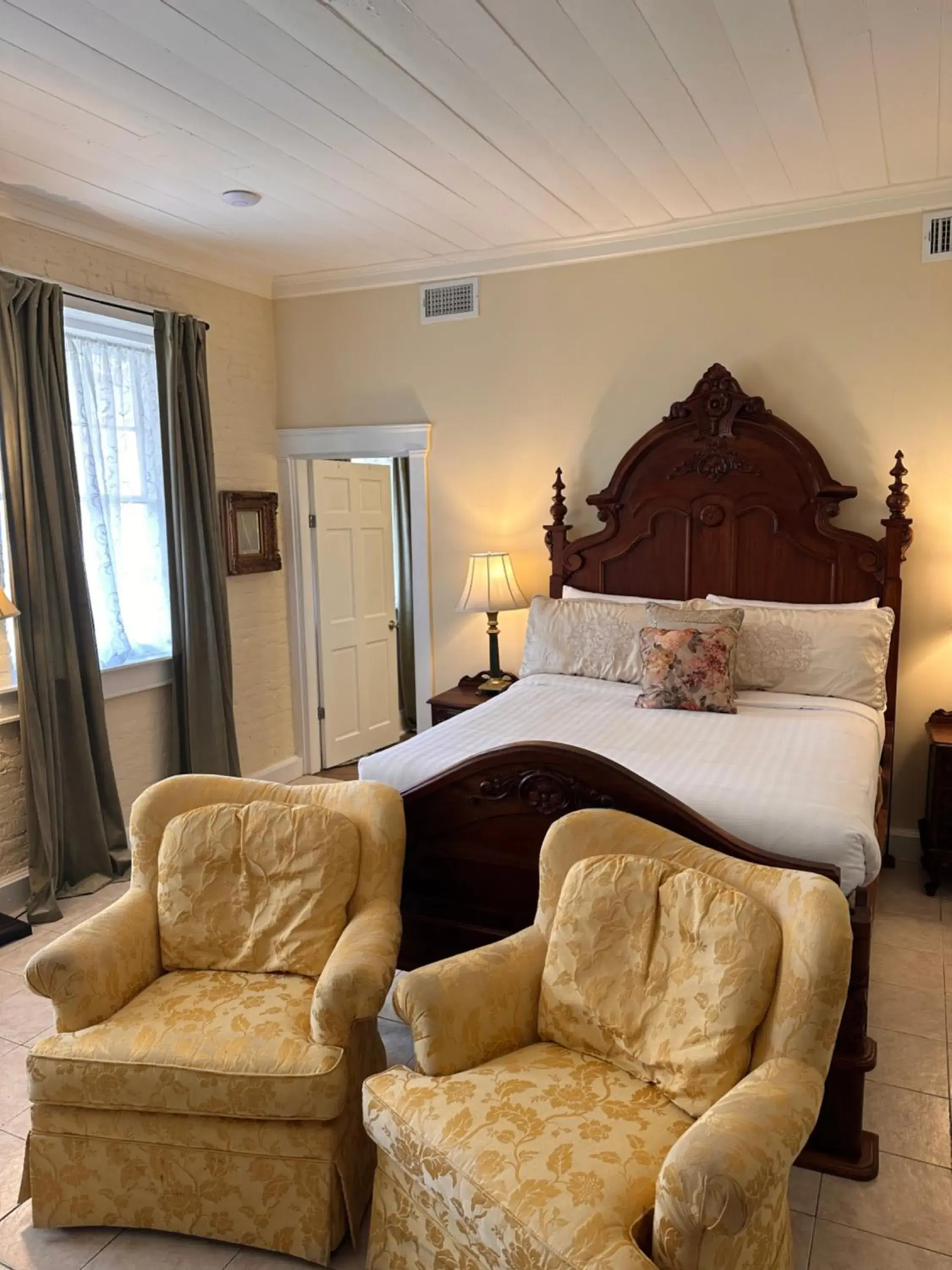 Deluxe Double Room with Bath in The Inn at Cedar Grove Deluxe Double Room with Bath in The Inn at Cedar Grove