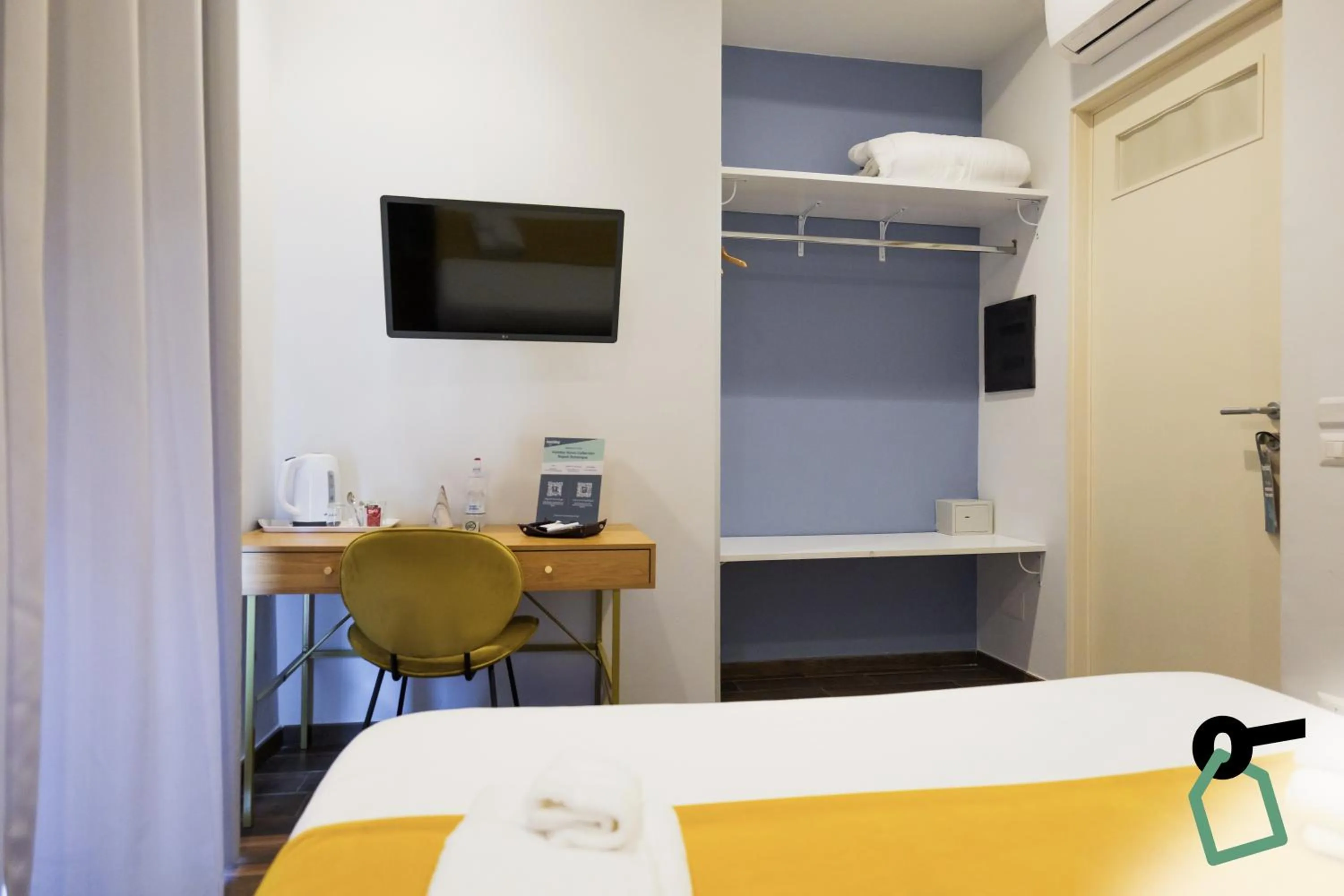 Photo of the whole room in HOTIDAY Room Collection - Napoli Botanique