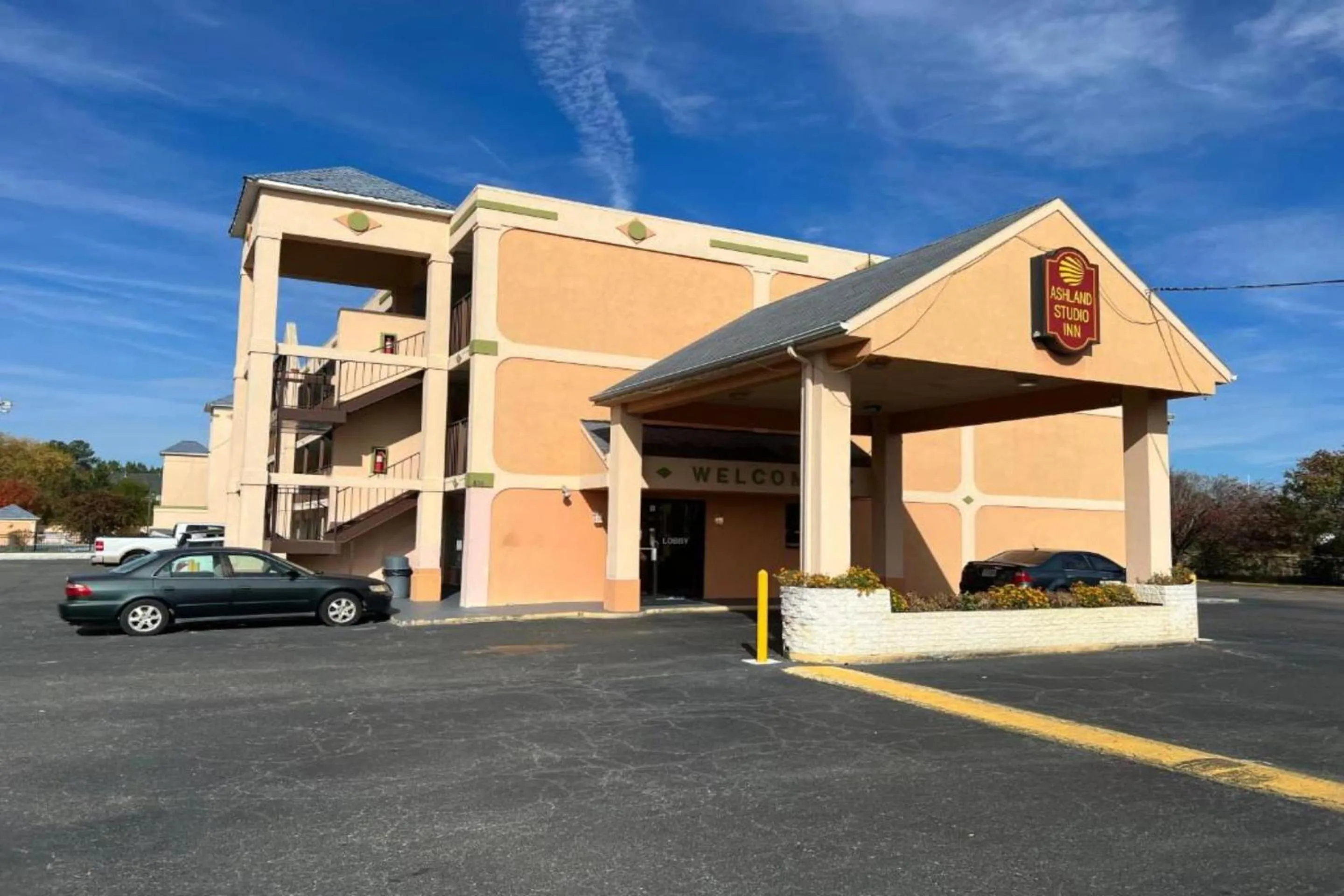 Facade/entrance in Ashland Studio Inn Richmond North near Kings Dominion -Listing Partner
