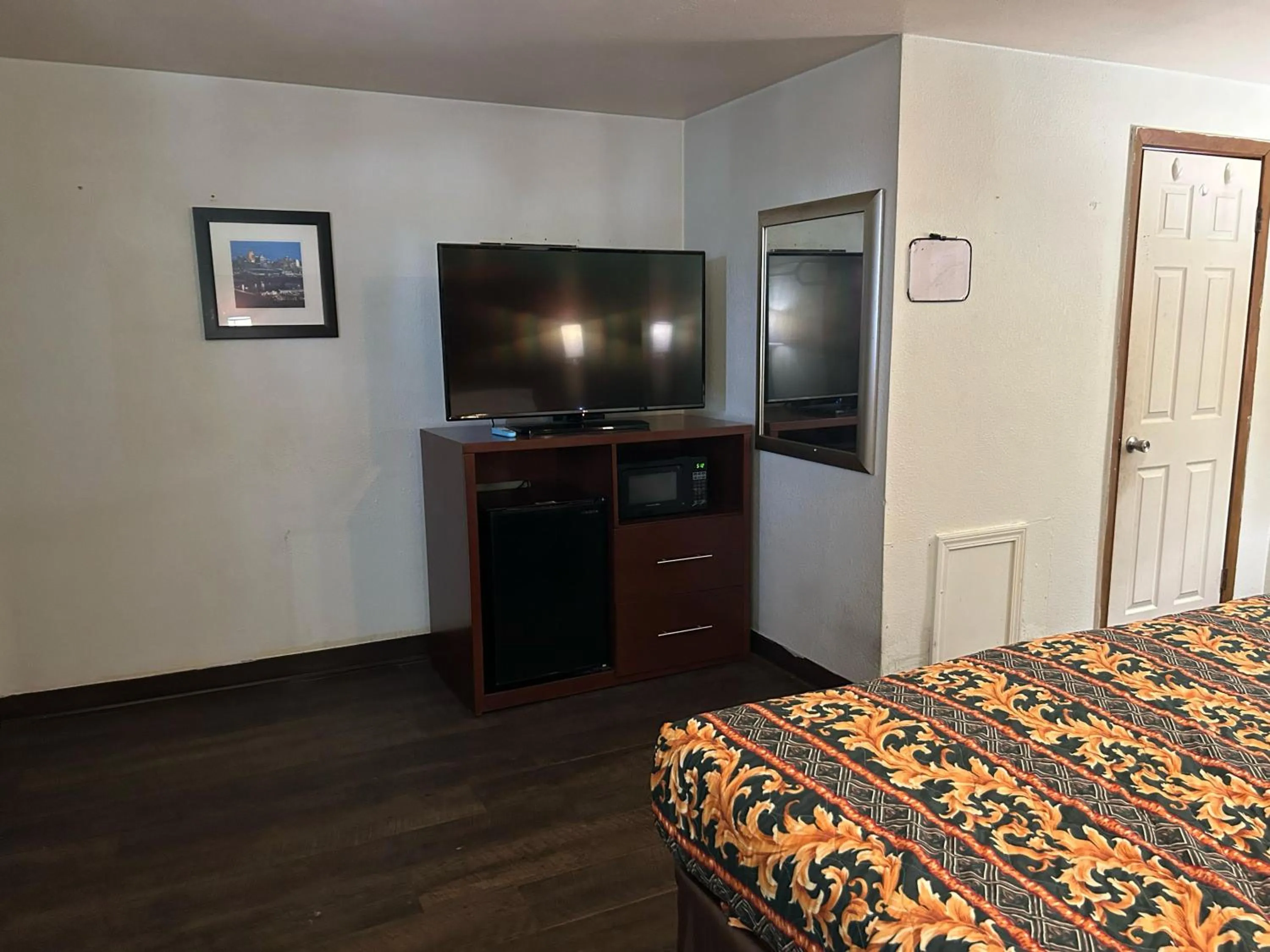 Bedroom, Bed in Hillcrest Motel by Oyo Aurora near Lawrenceburg