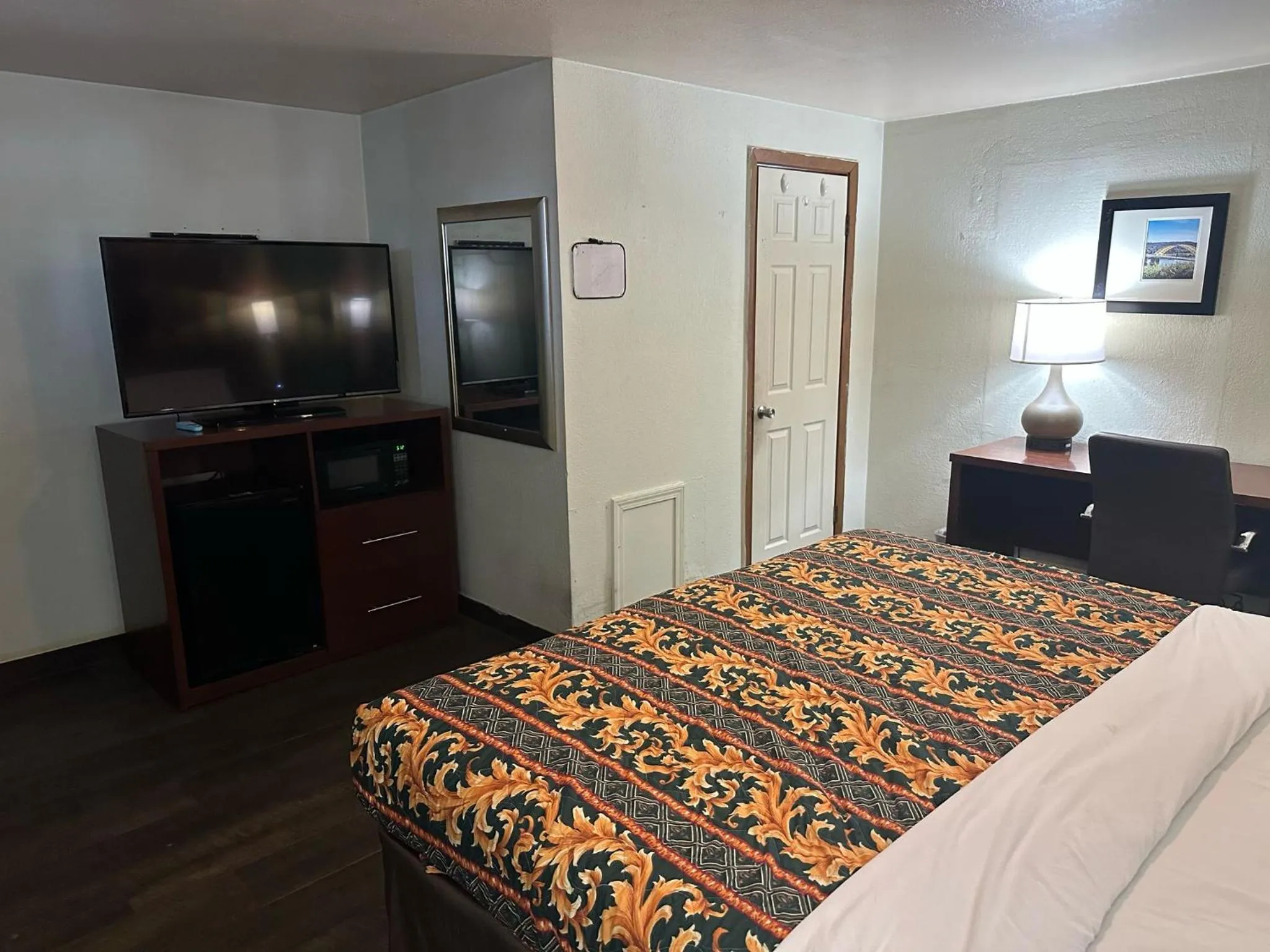 Bedroom, Bed in Hillcrest Motel by Oyo Aurora near Lawrenceburg