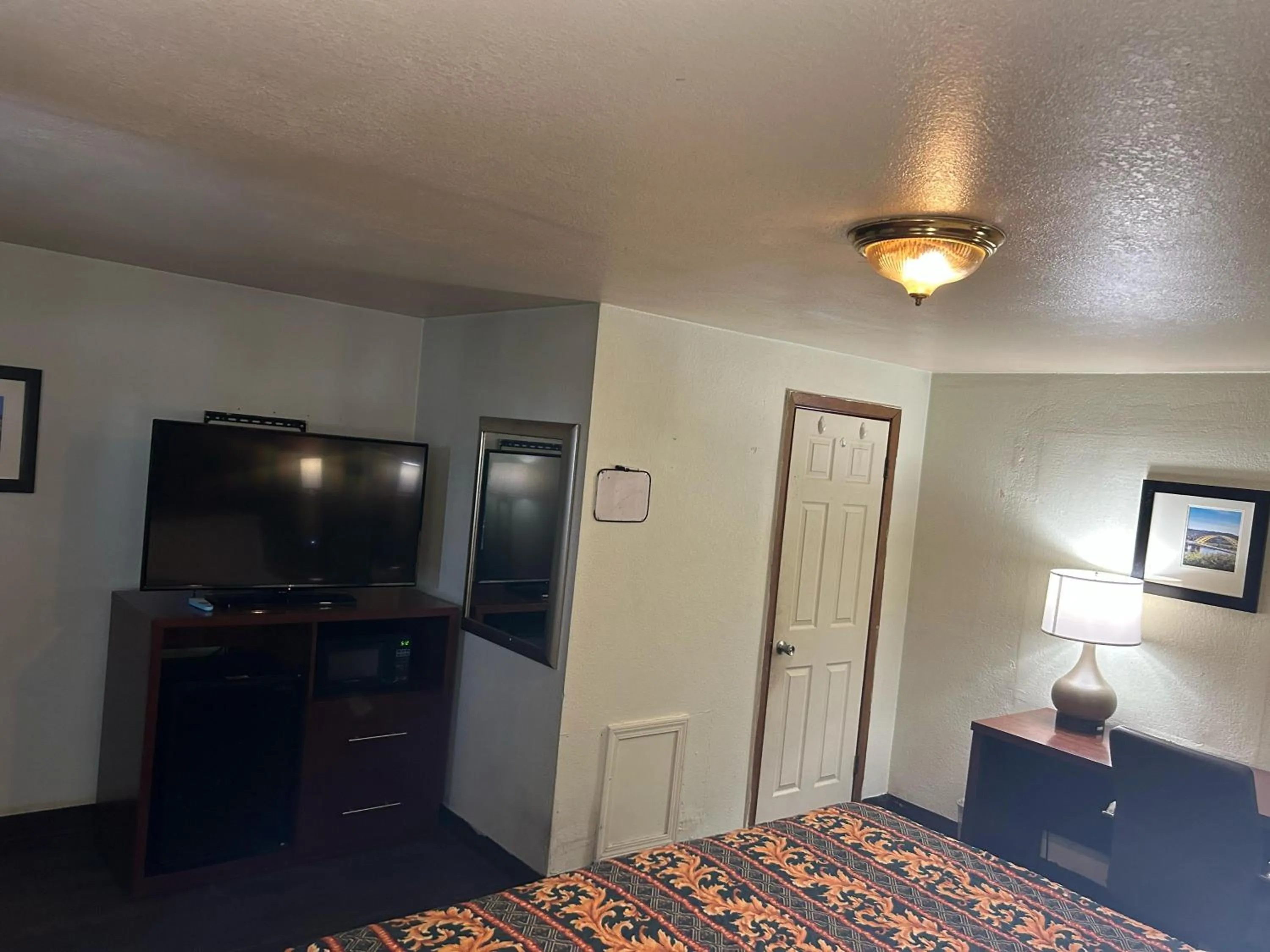 Bedroom, Bed in Hillcrest Motel by Oyo Aurora near Lawrenceburg