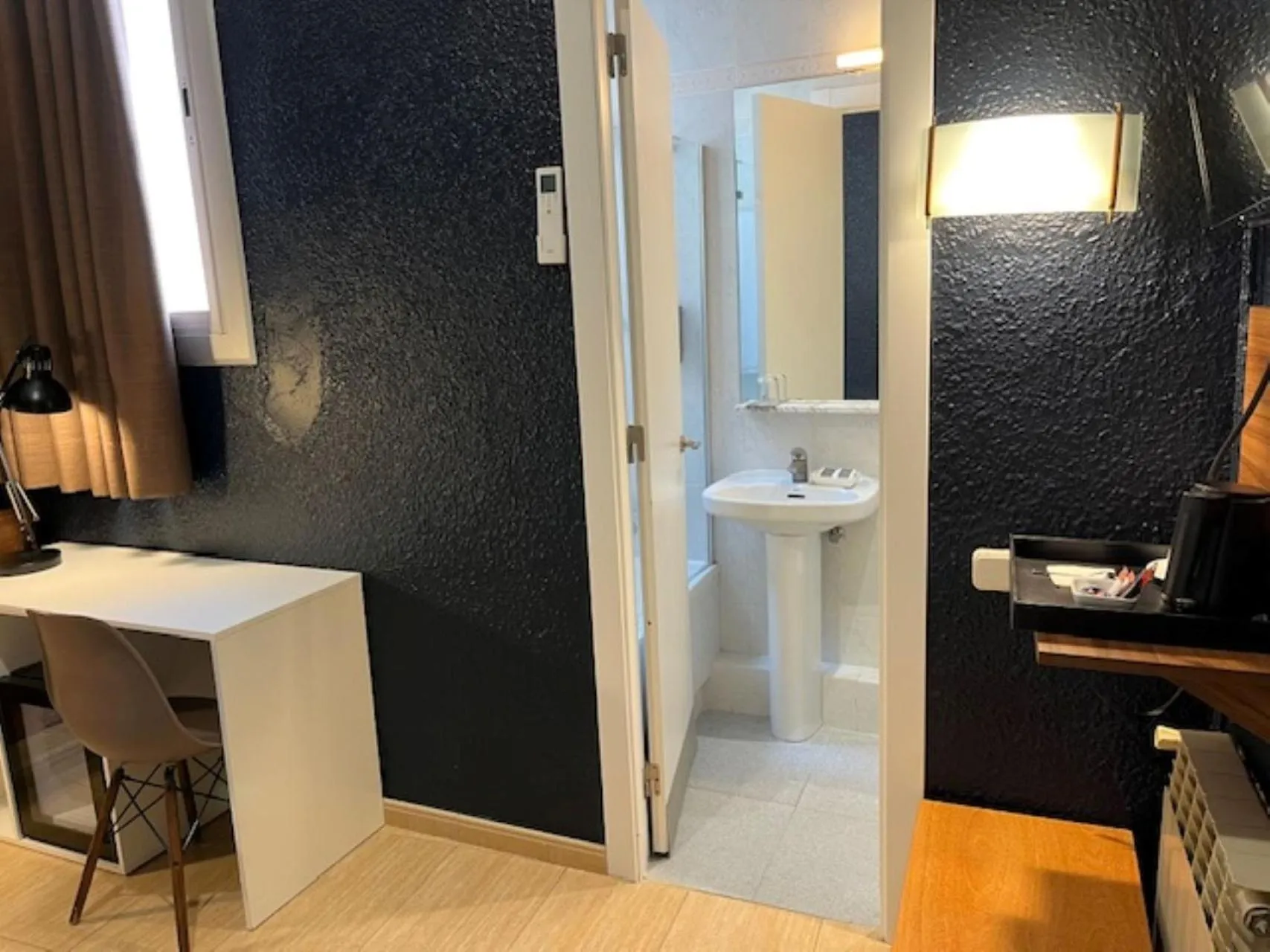 Photo of the whole room in Hotel Aneto