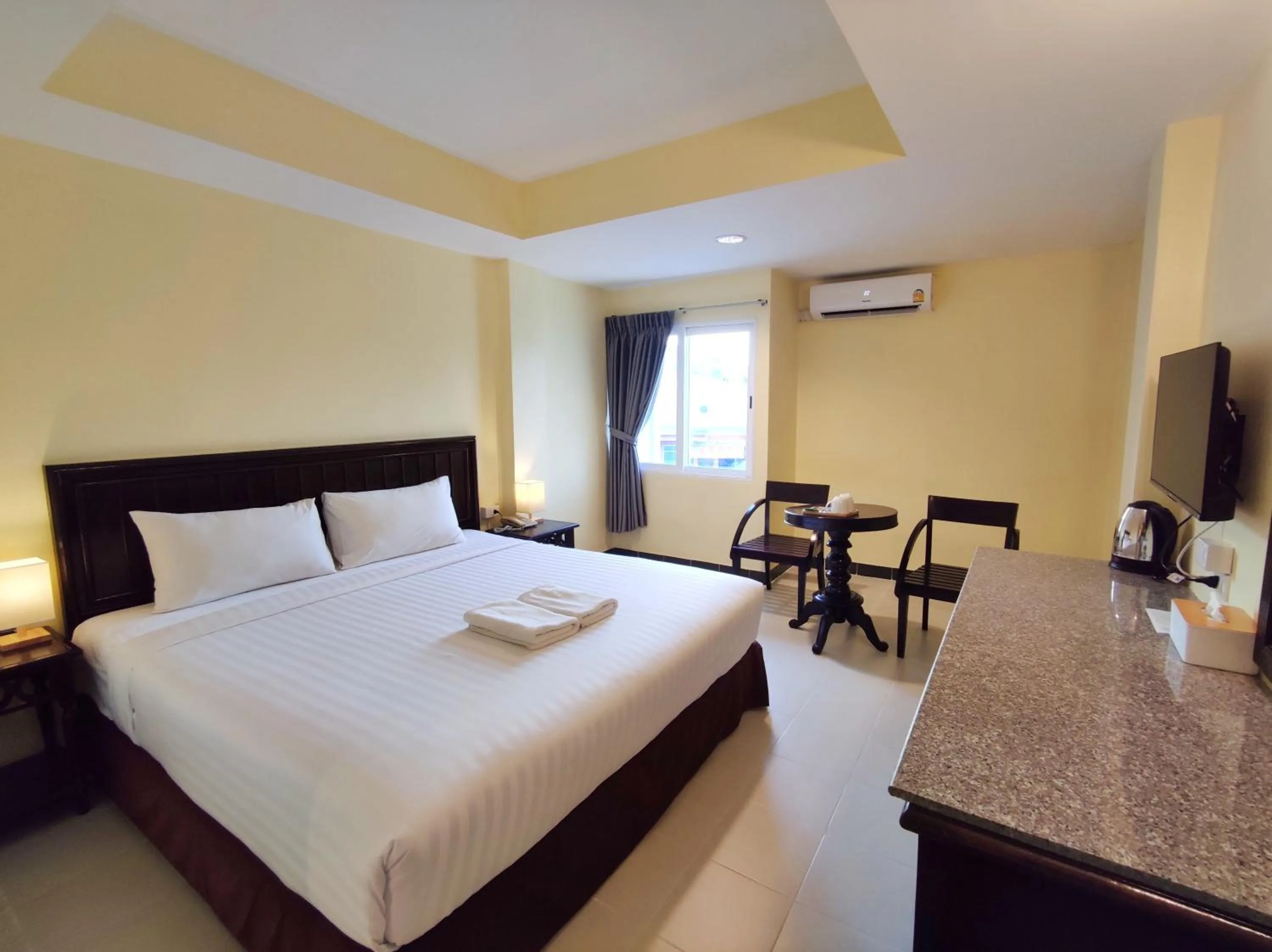 Bed in The Chanthong Residence and Hotel Pattaya