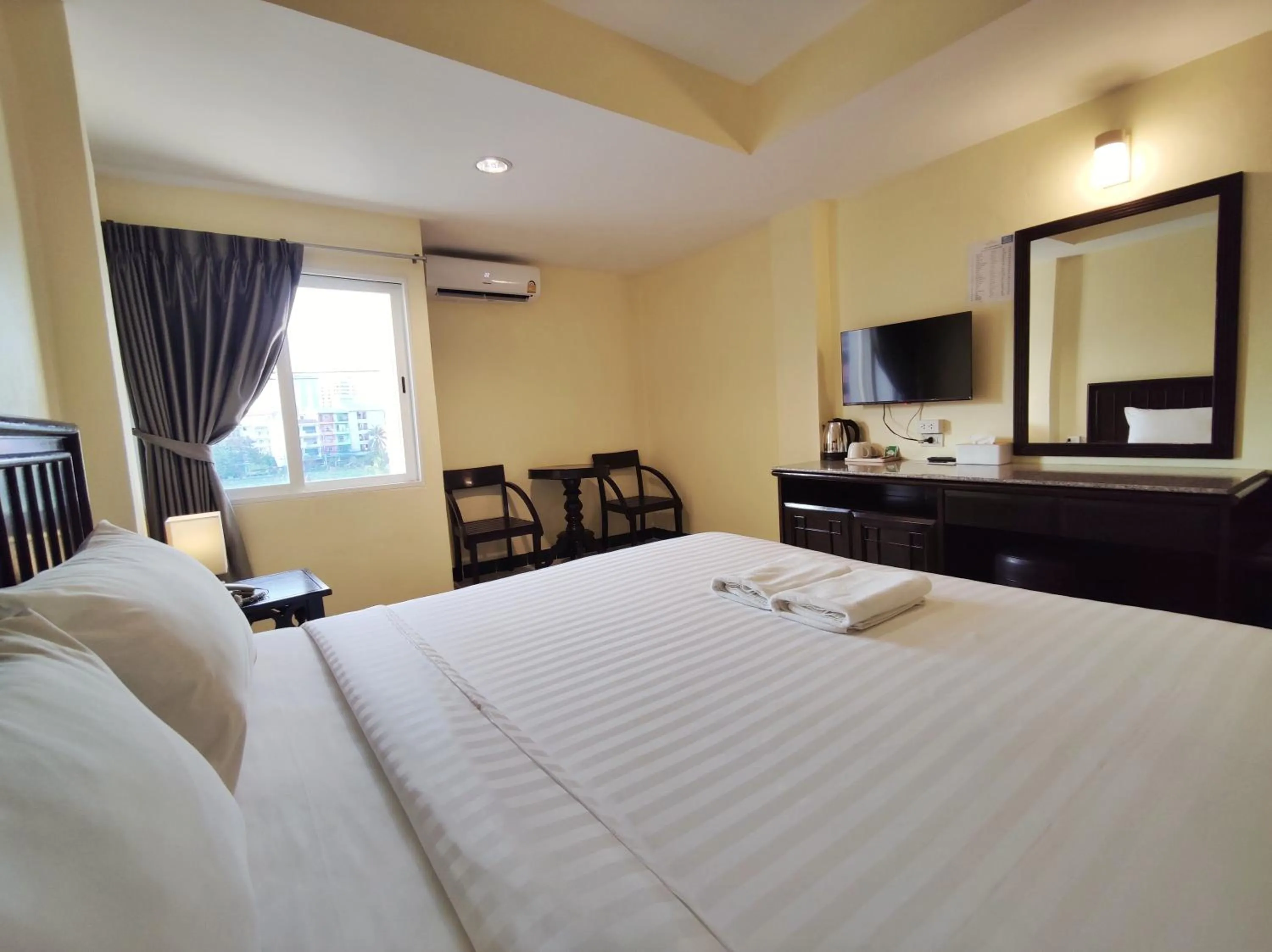 Bed in The Chanthong Residence and Hotel Pattaya