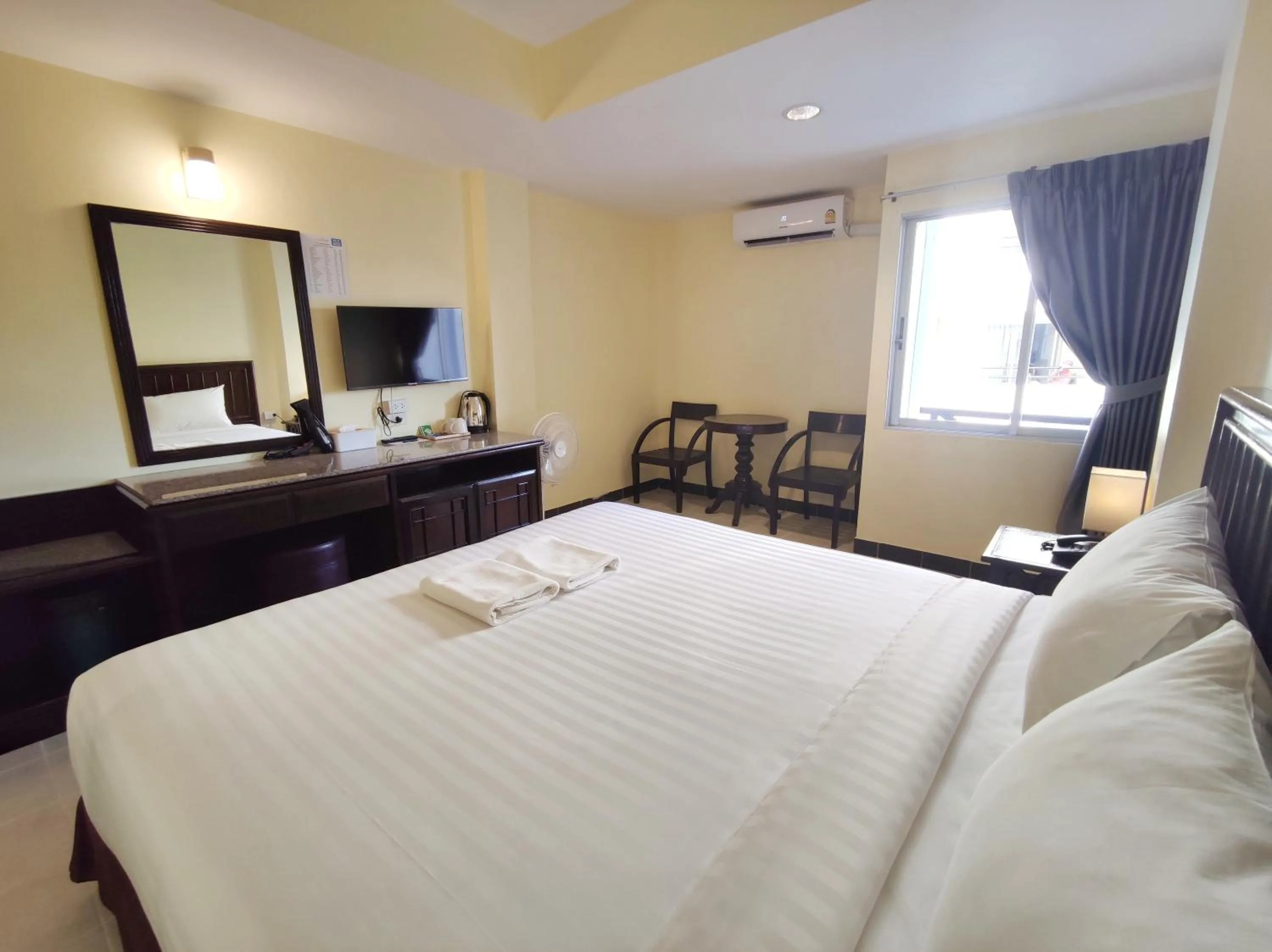 Bed in The Chanthong Residence and Hotel Pattaya
