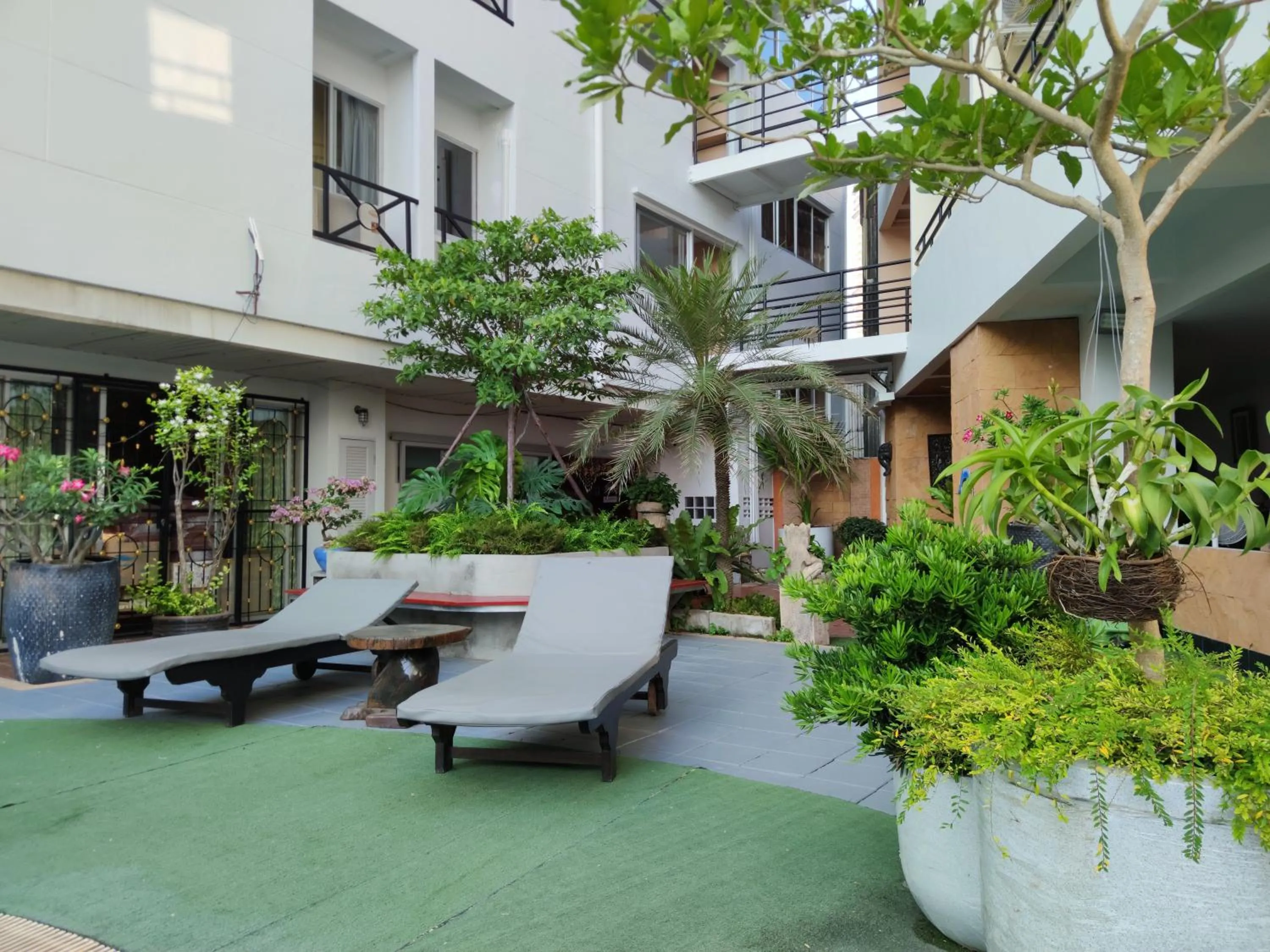 Swimming pool in The Chanthong Residence and Hotel Pattaya