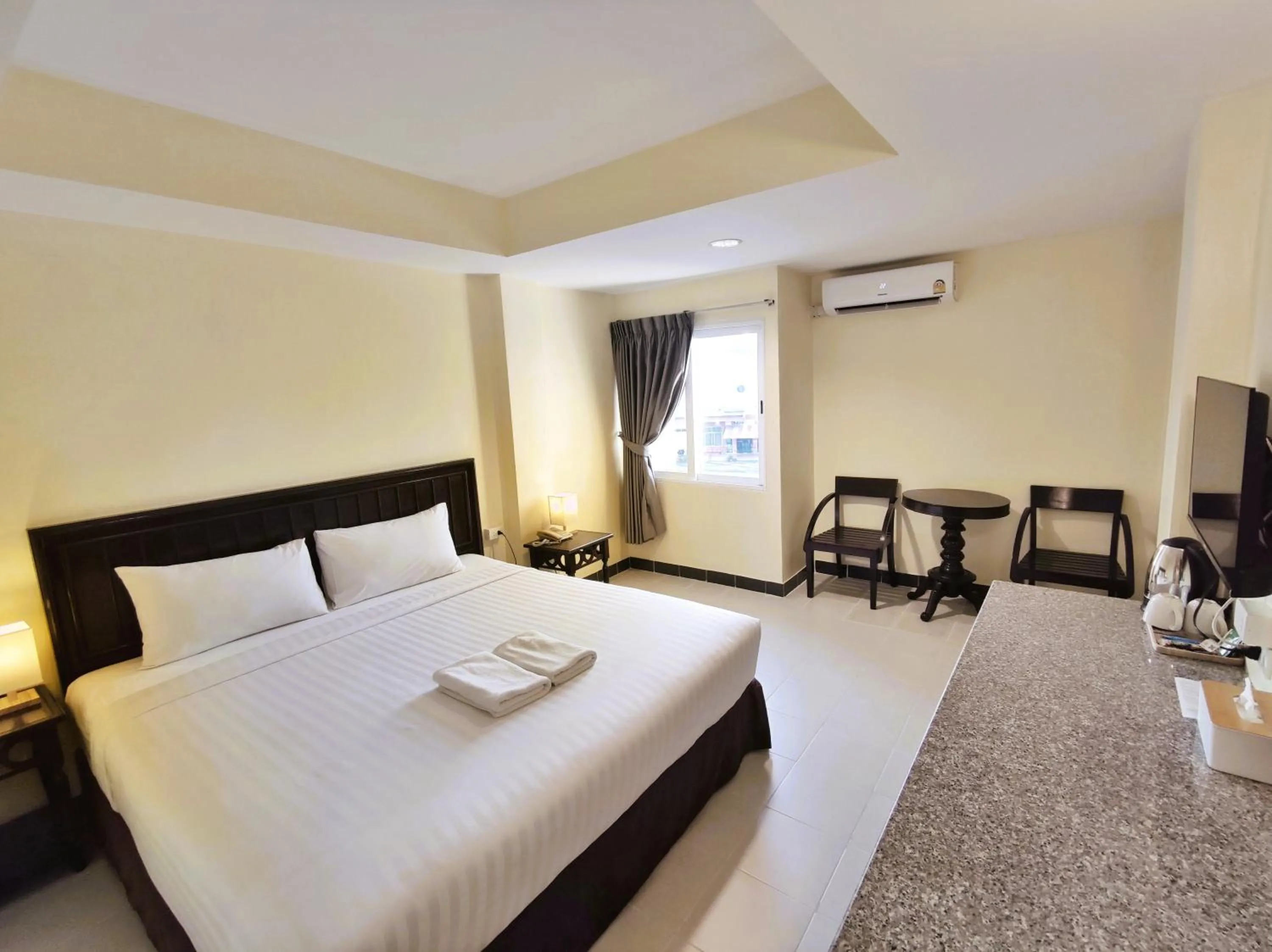 Bed in The Chanthong Residence and Hotel Pattaya