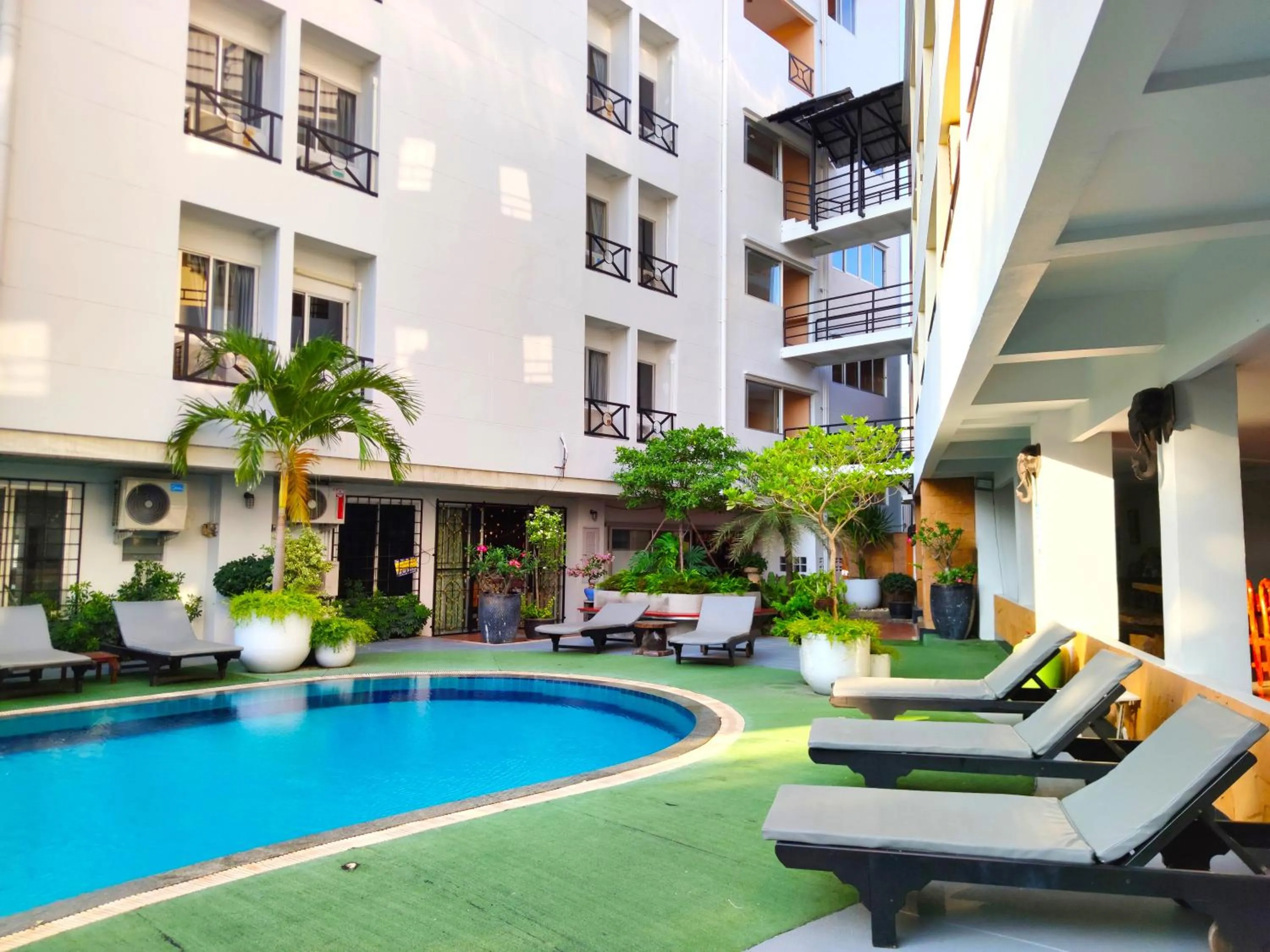 Swimming pool in The Chanthong Residence and Hotel Pattaya