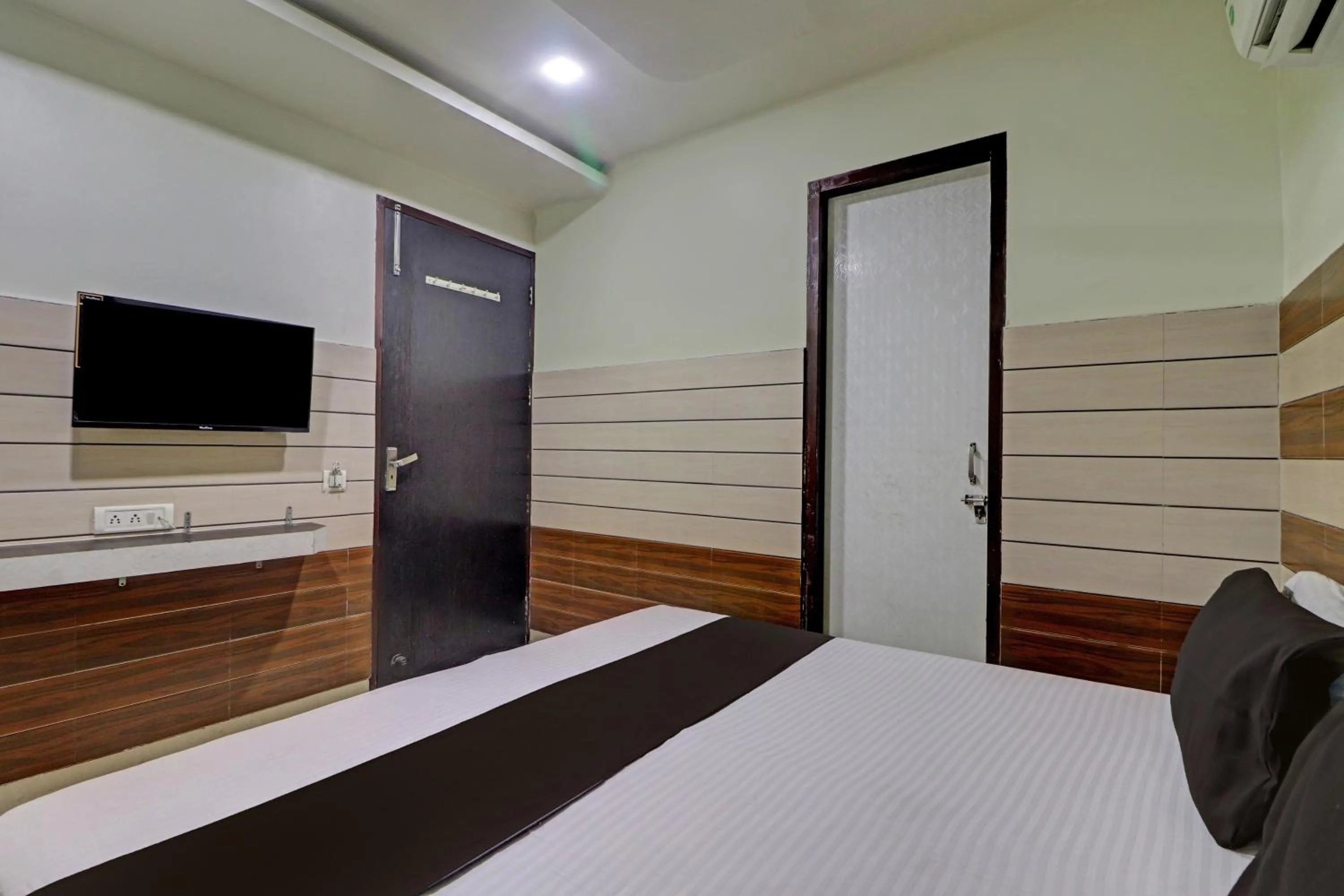 Bedroom in Collection O The Legend Hotel, Hisar