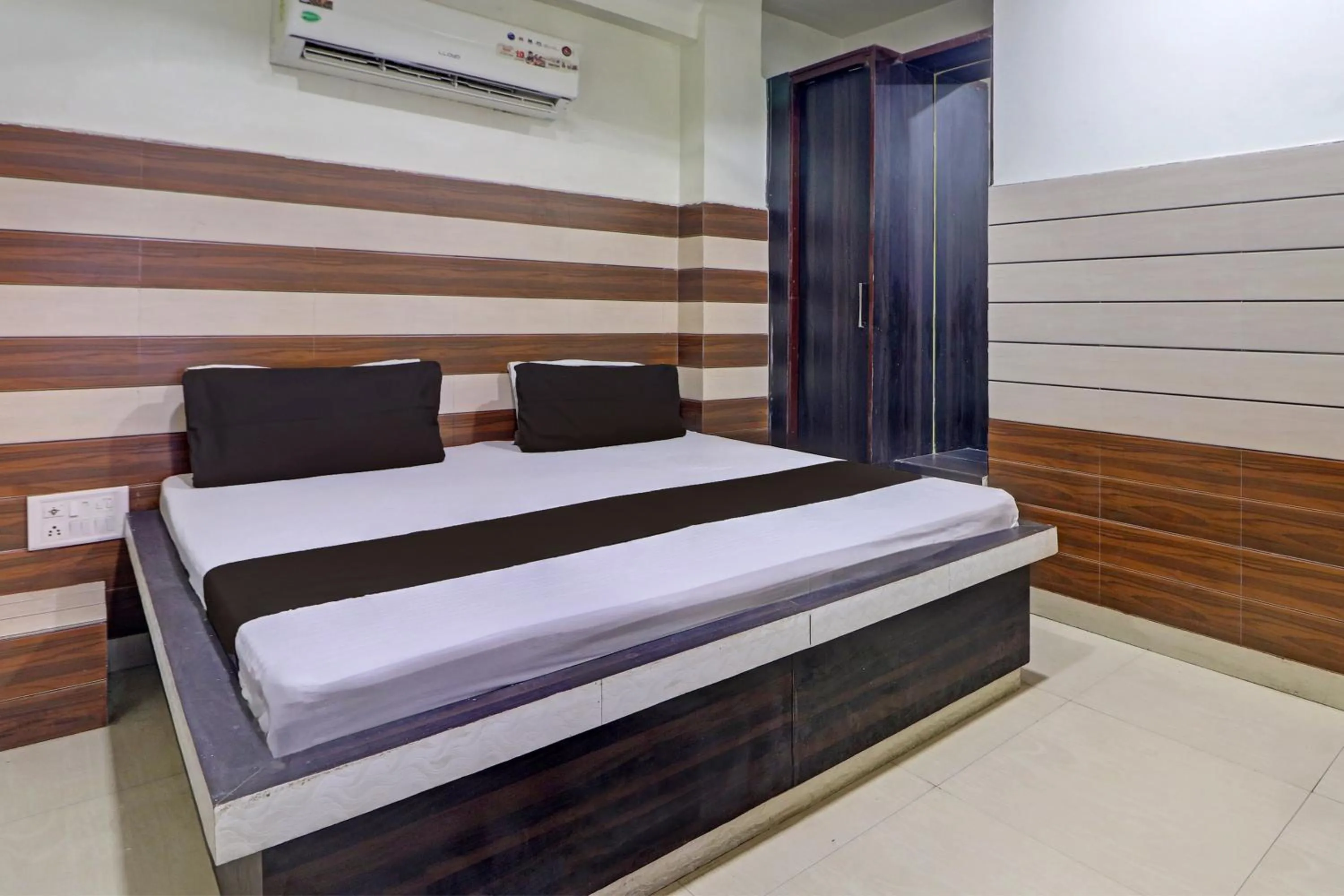 Bedroom, Bed in Collection O The Legend Hotel, Hisar