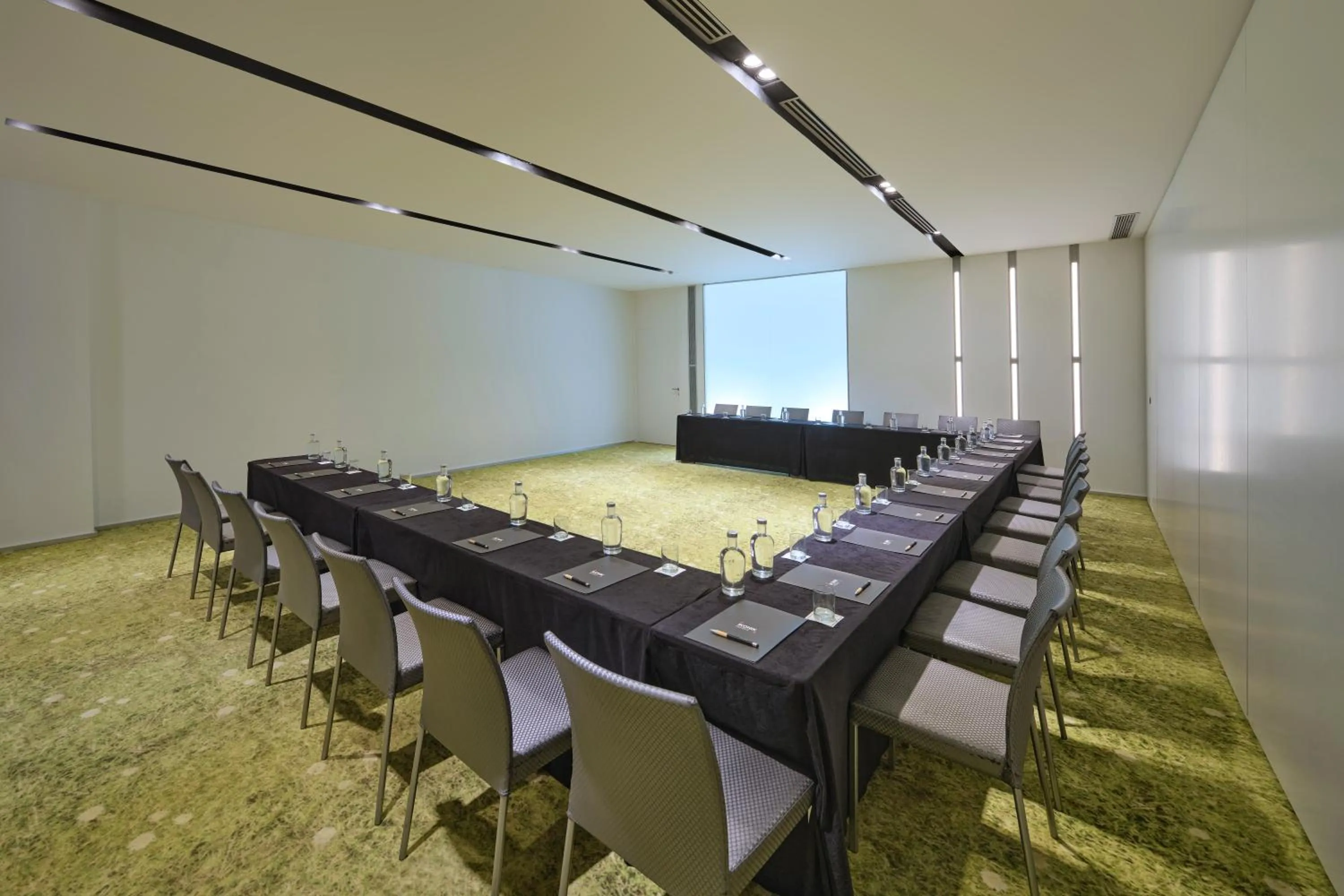 Business facilities in Ikonik Anglí