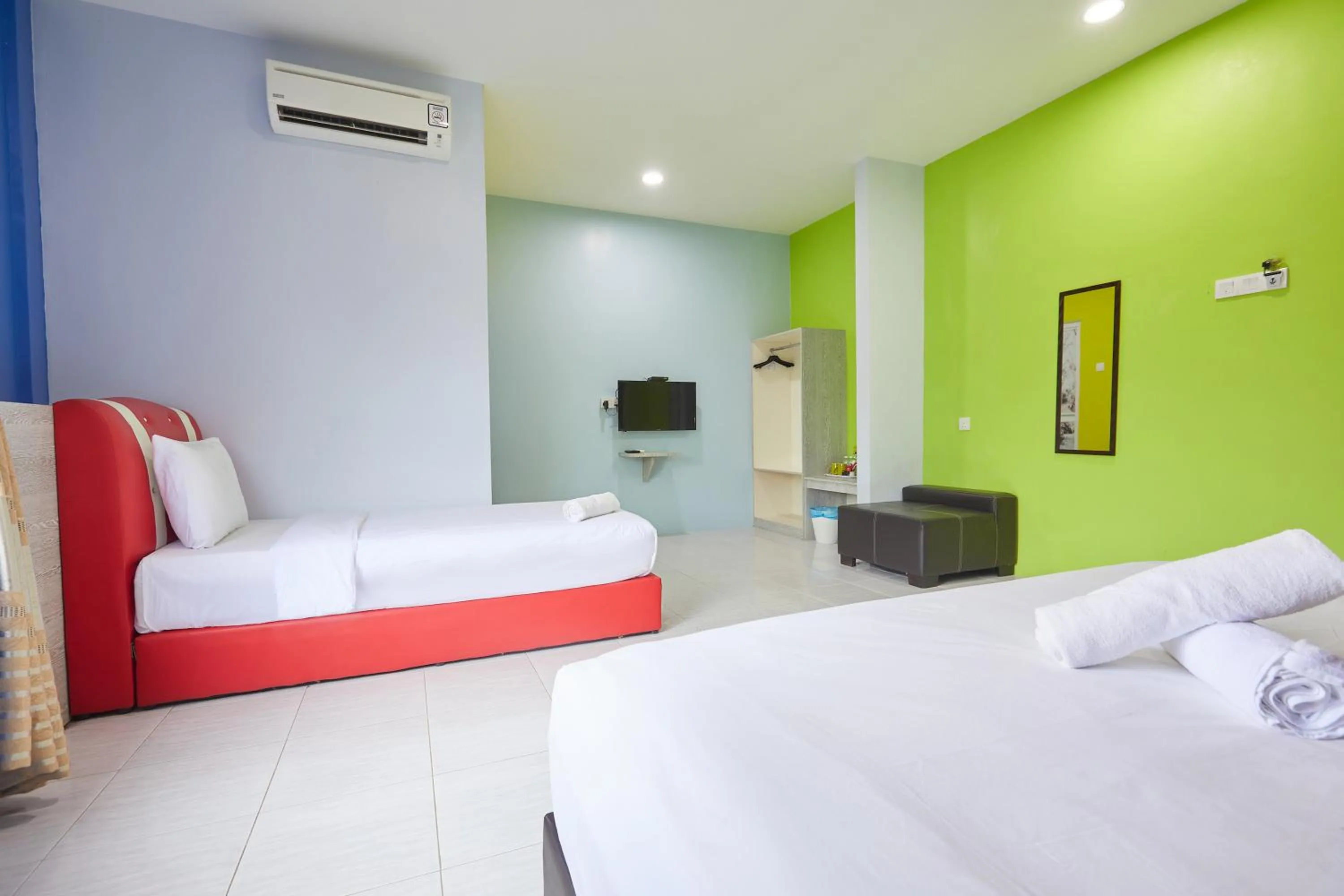 Photo of the whole room, Bed in SY JERANTUT HOTEL