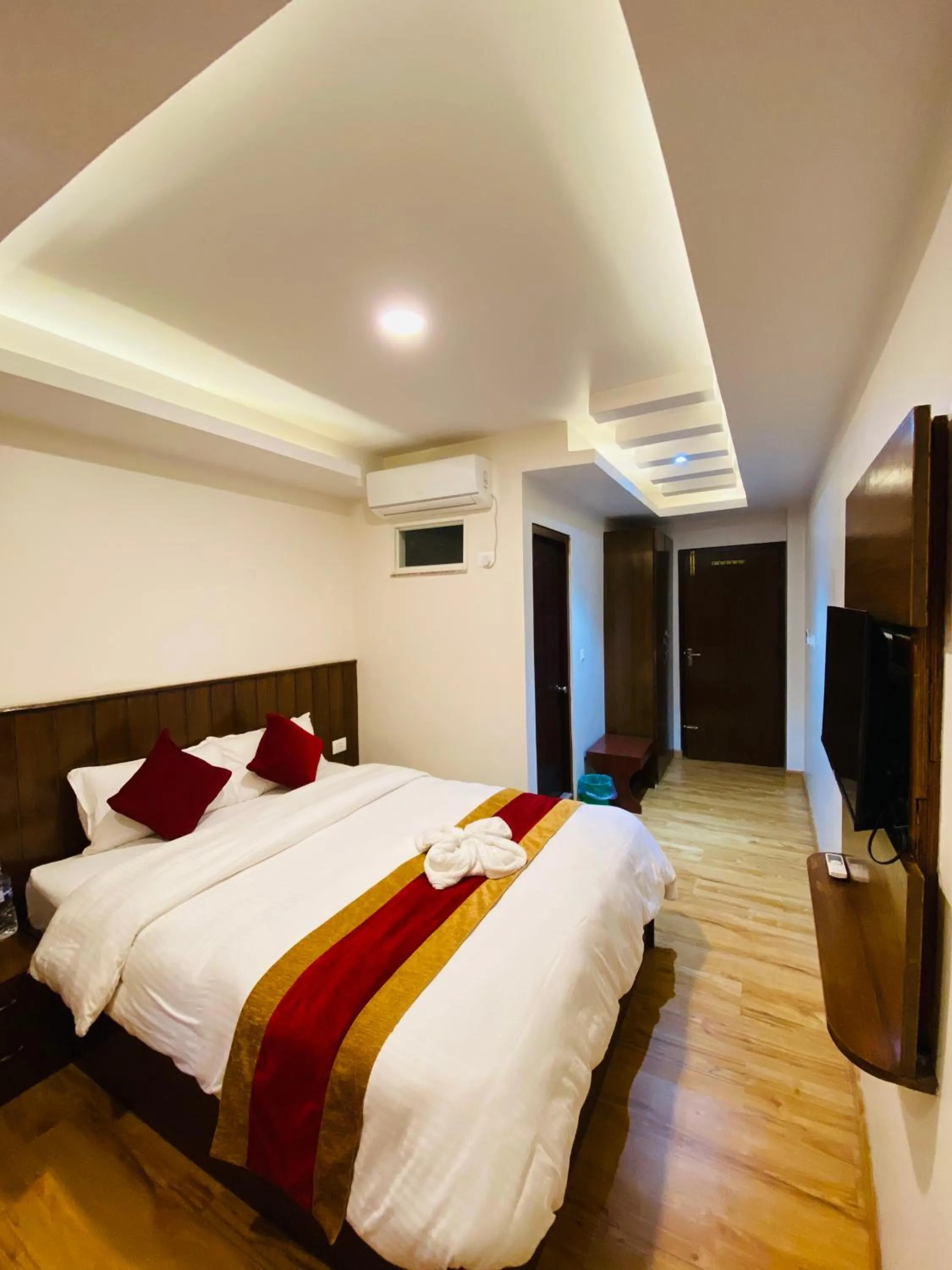 Shower, Bed in Hotel Abi International