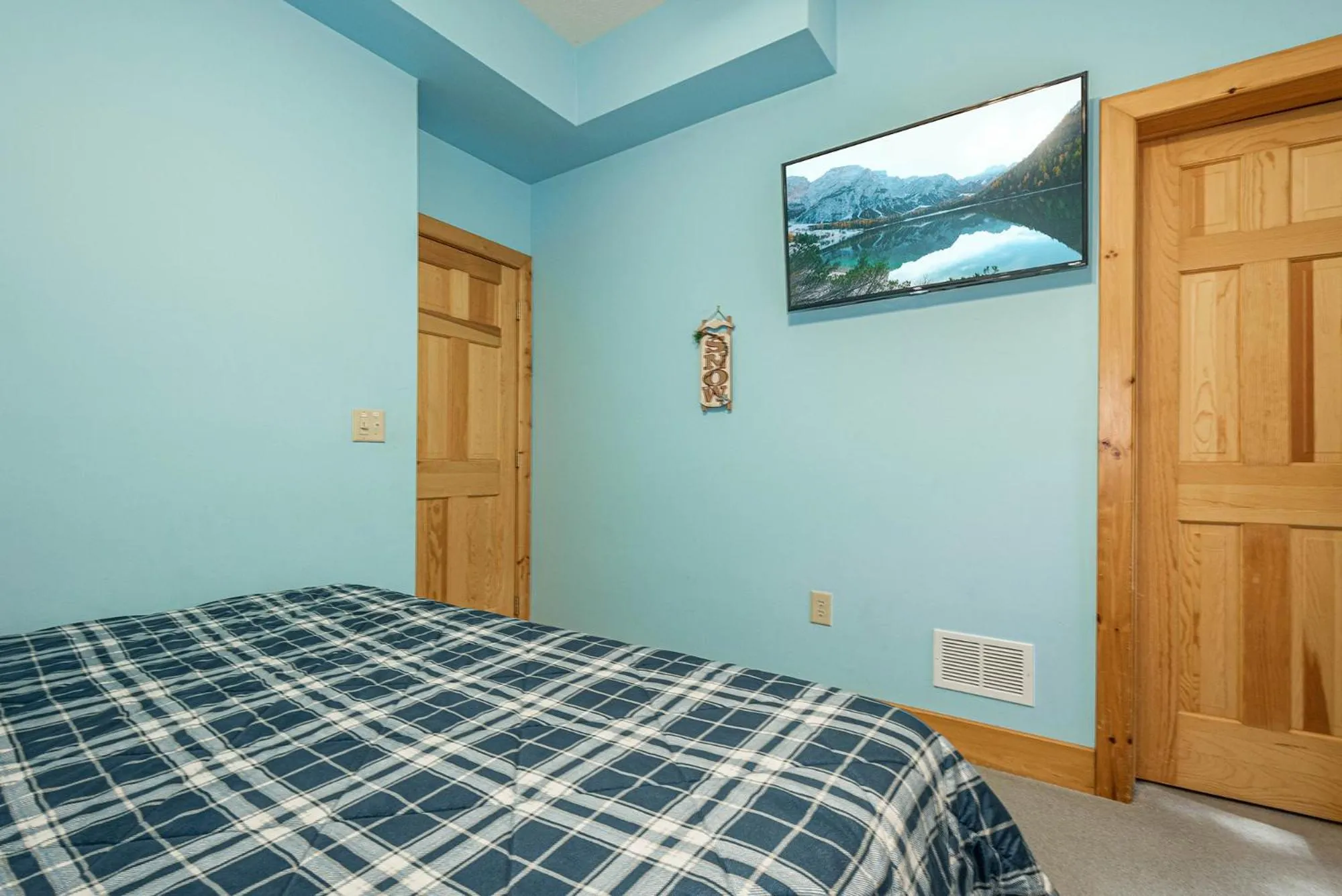Property building, Bed in Ski Country Vista