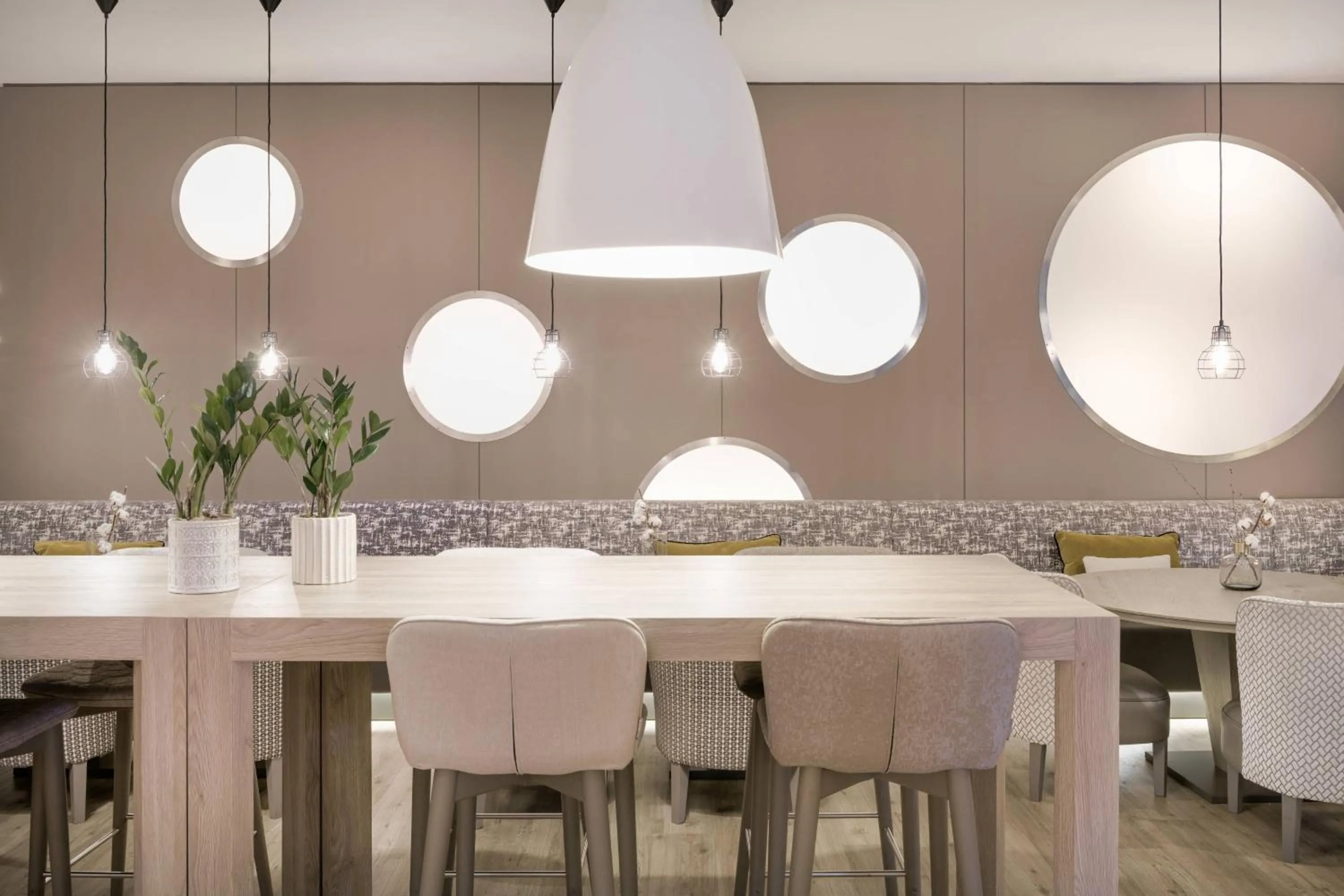 Lounge or bar in AC Hotel by Marriott Alicante