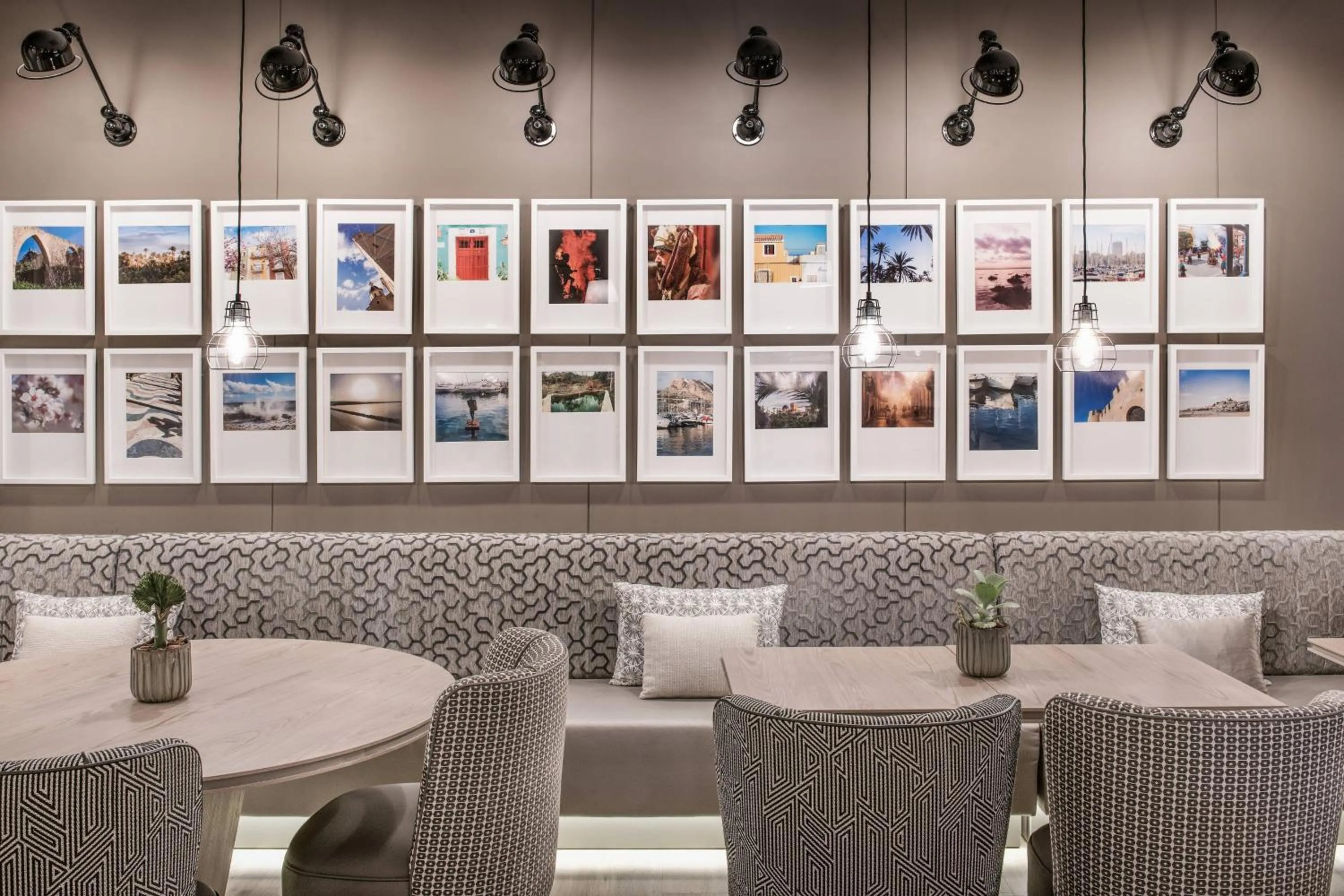 Lounge or bar in AC Hotel by Marriott Alicante