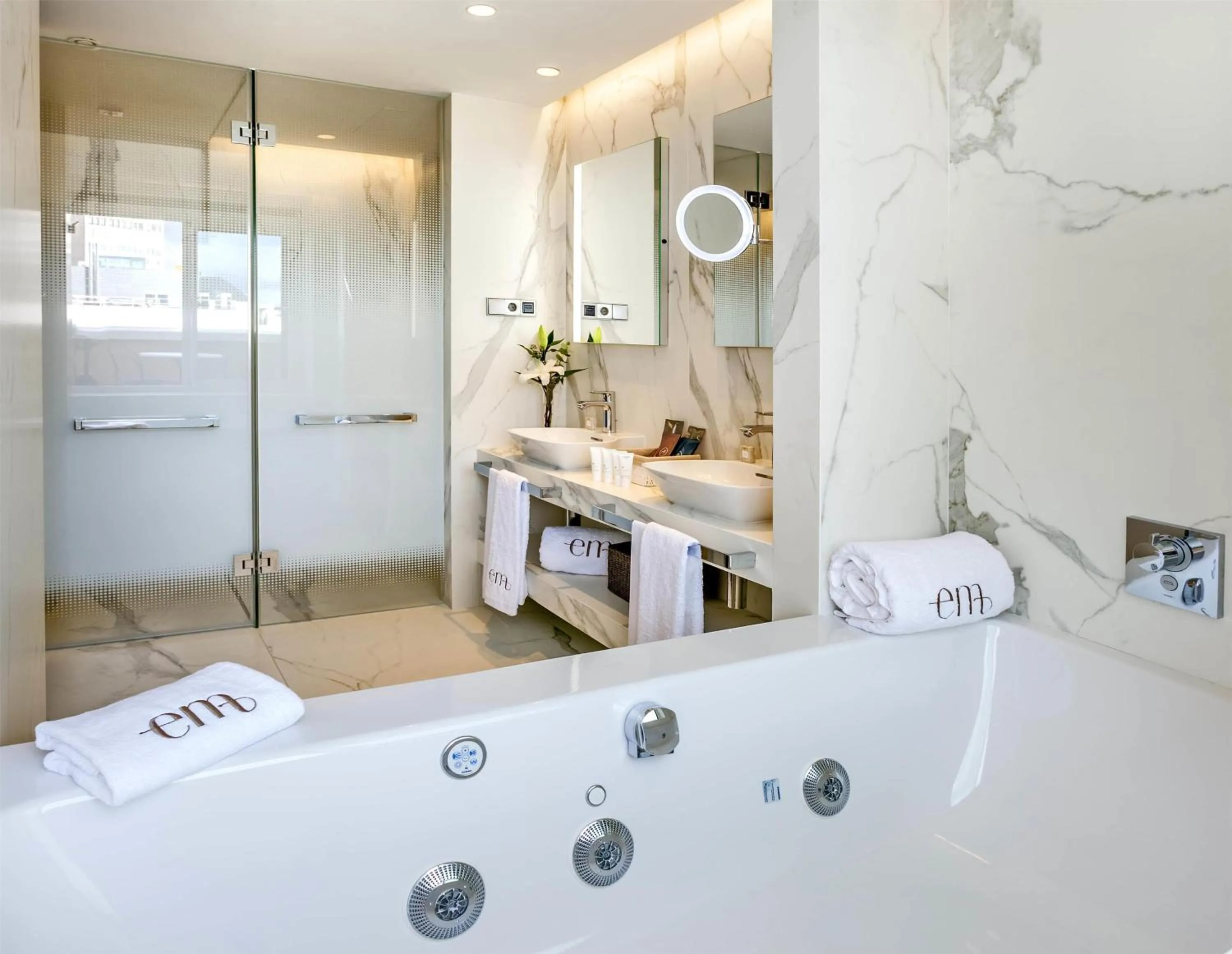 Bathroom, Bed in Barceló Emperatriz