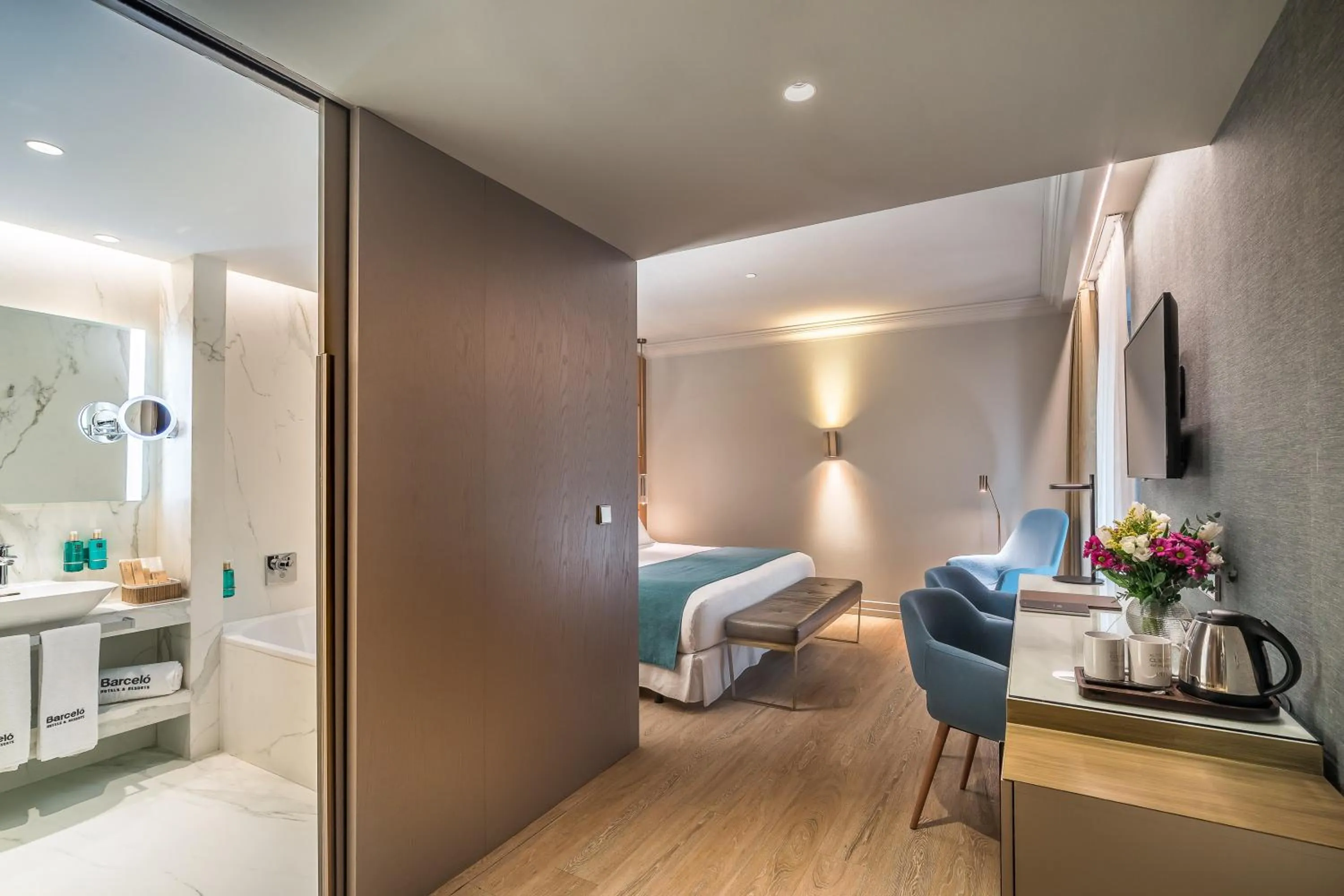 Bathroom, Bed in Barceló Emperatriz