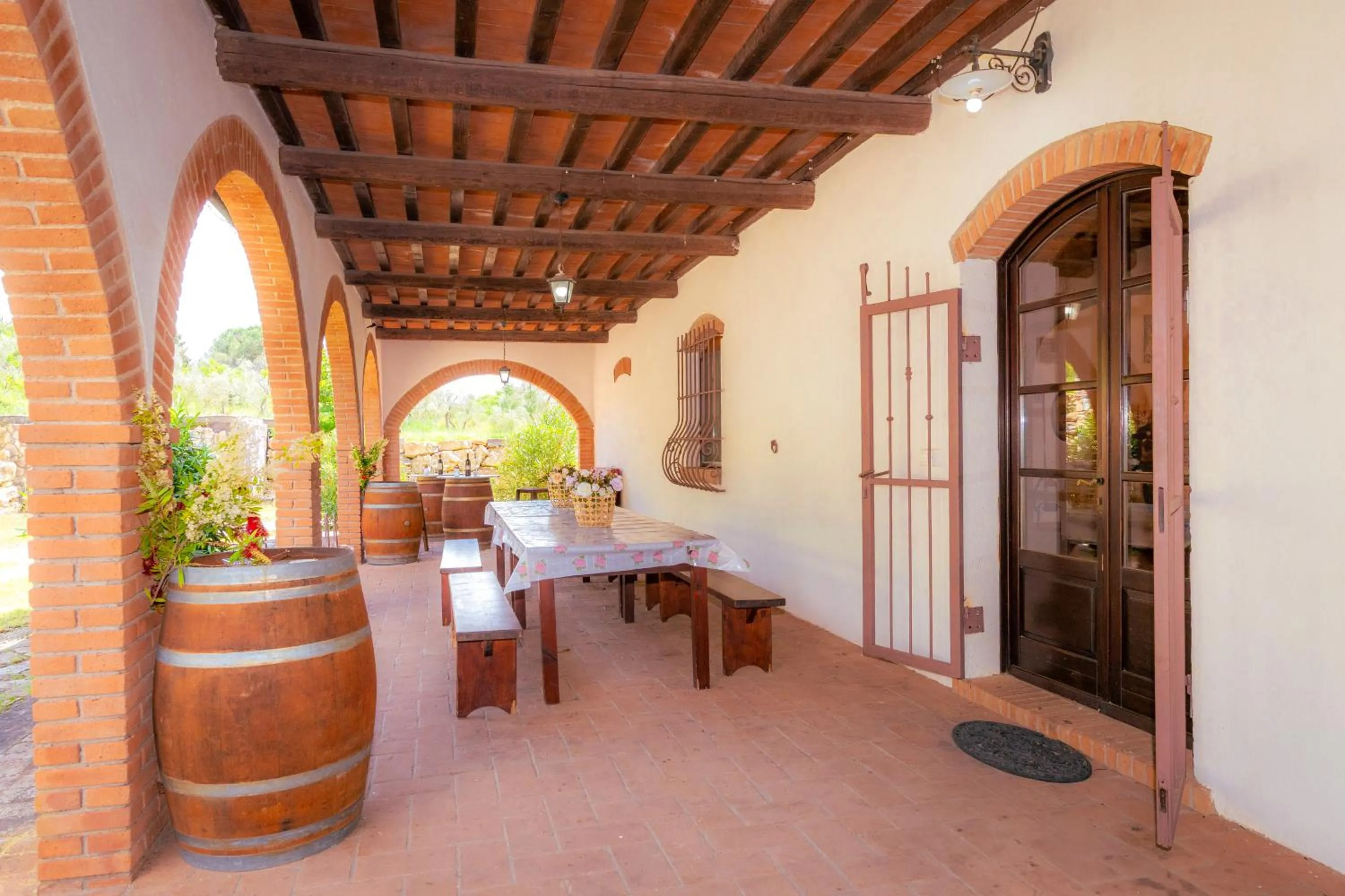 Patio in Villa Cresci con piscina Tuscan villa with pool near Sassetta thermal baths & Bolgheri Wine Route