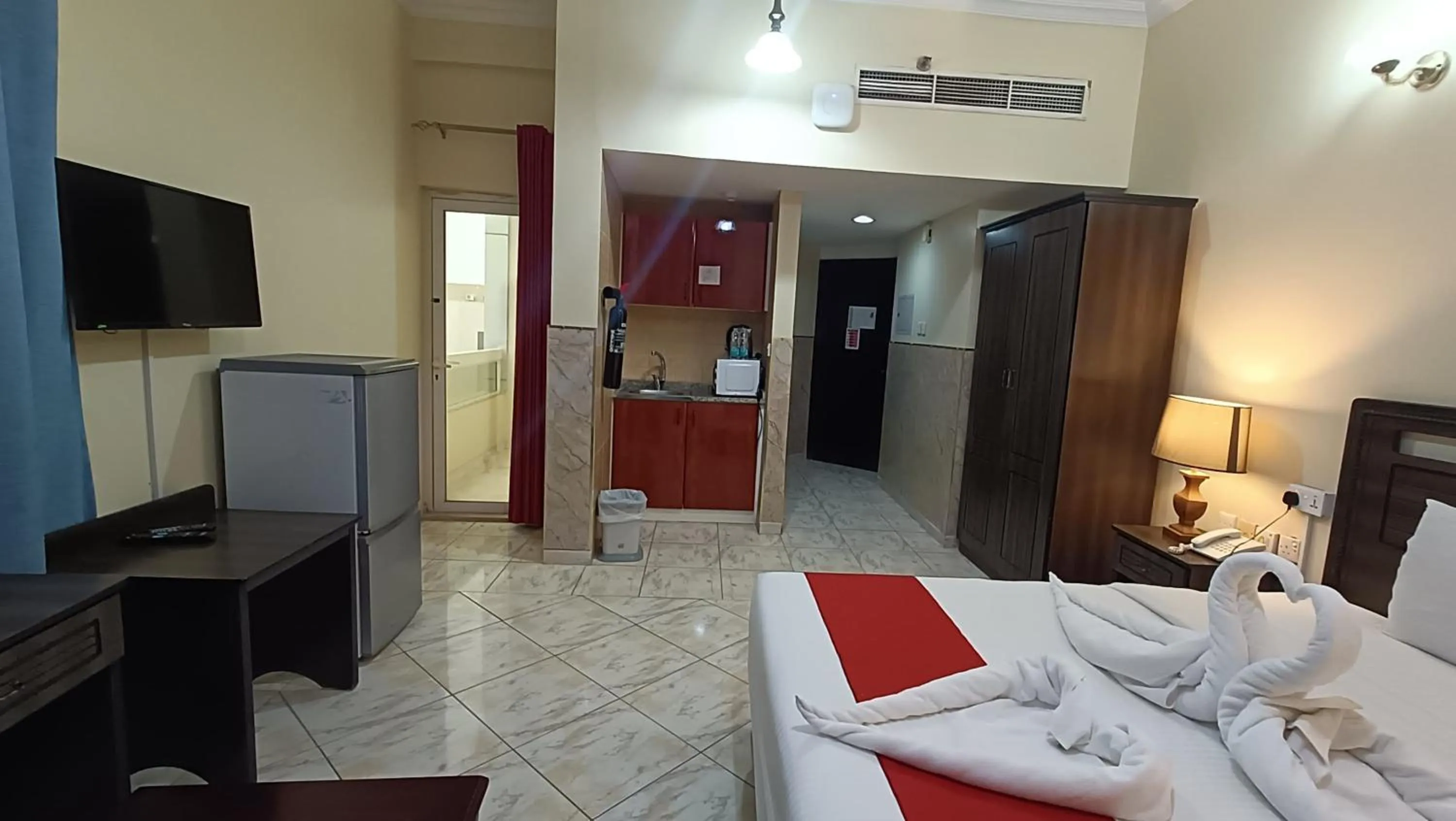 Kitchen or kitchenette, Bed in Ruwi Beach Hotel Apartments - MAHA HOSPITALITY GROUP