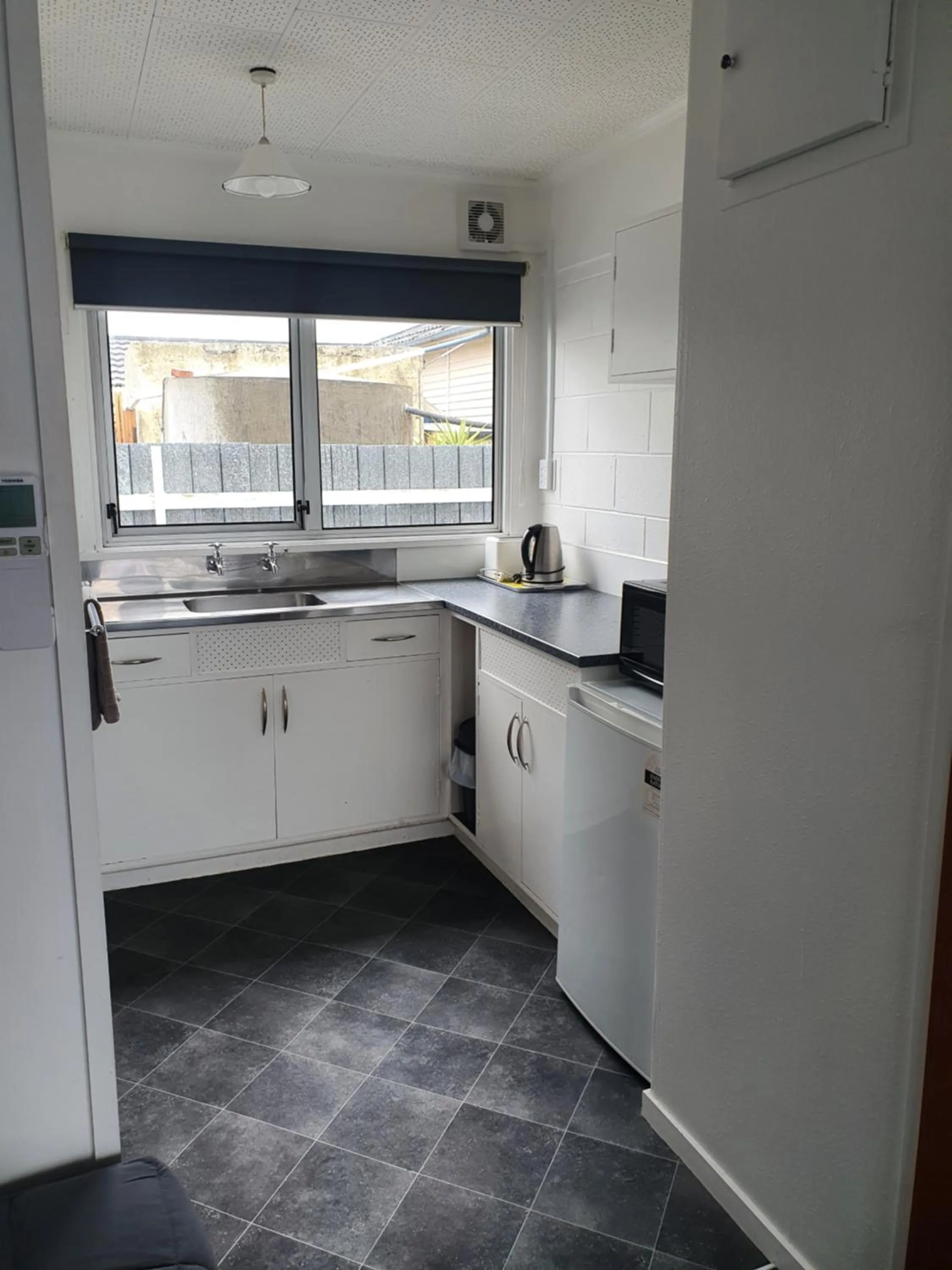 Kitchen or kitchenette in Brooklyne Motel Sanson