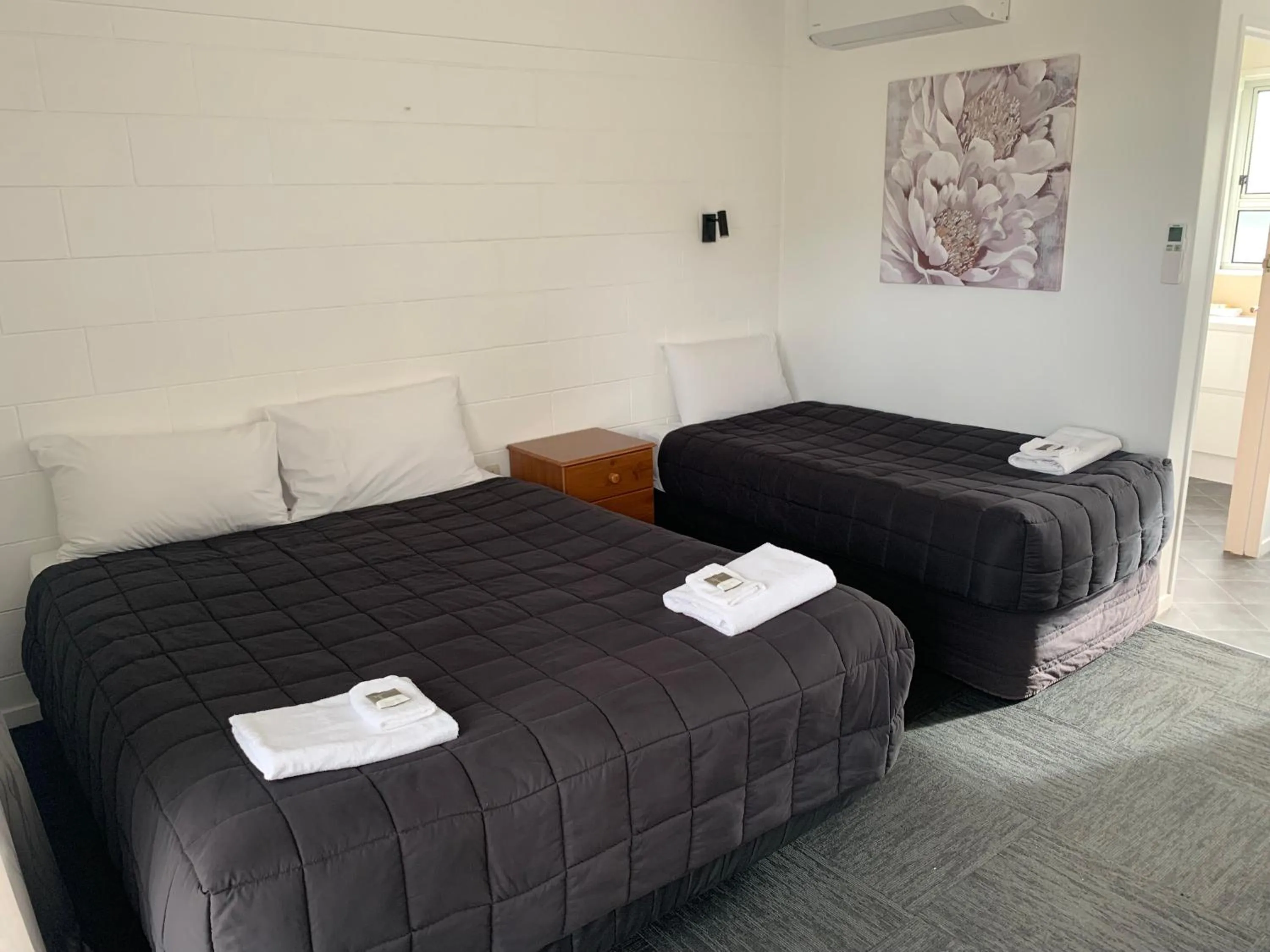 Bed in Brooklyne Motel Sanson