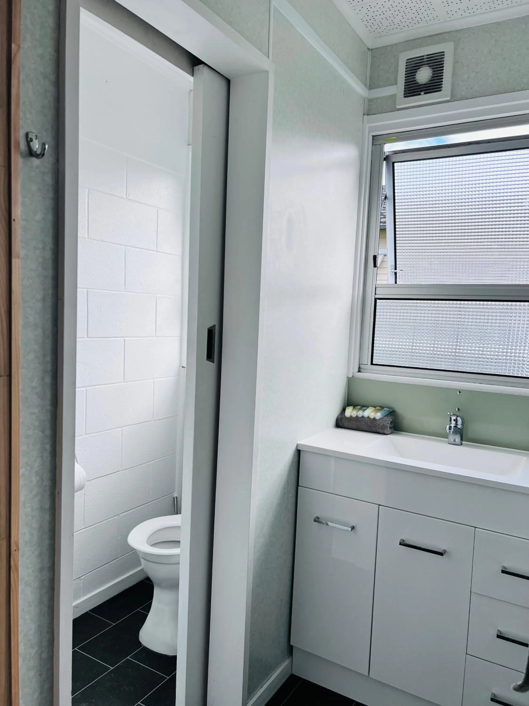 Bathroom in Brooklyne Motel Sanson