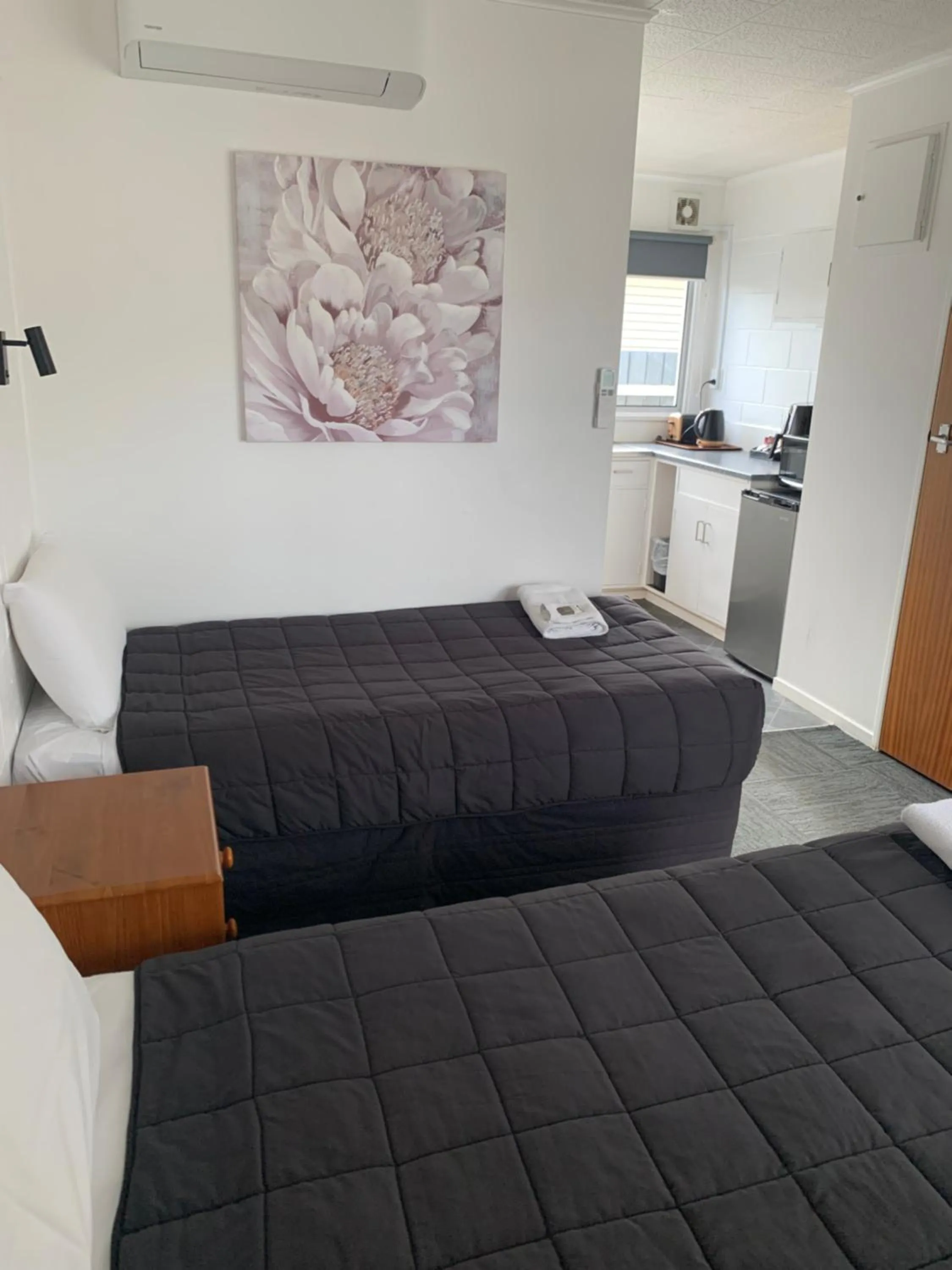 Bed in Brooklyne Motel Sanson