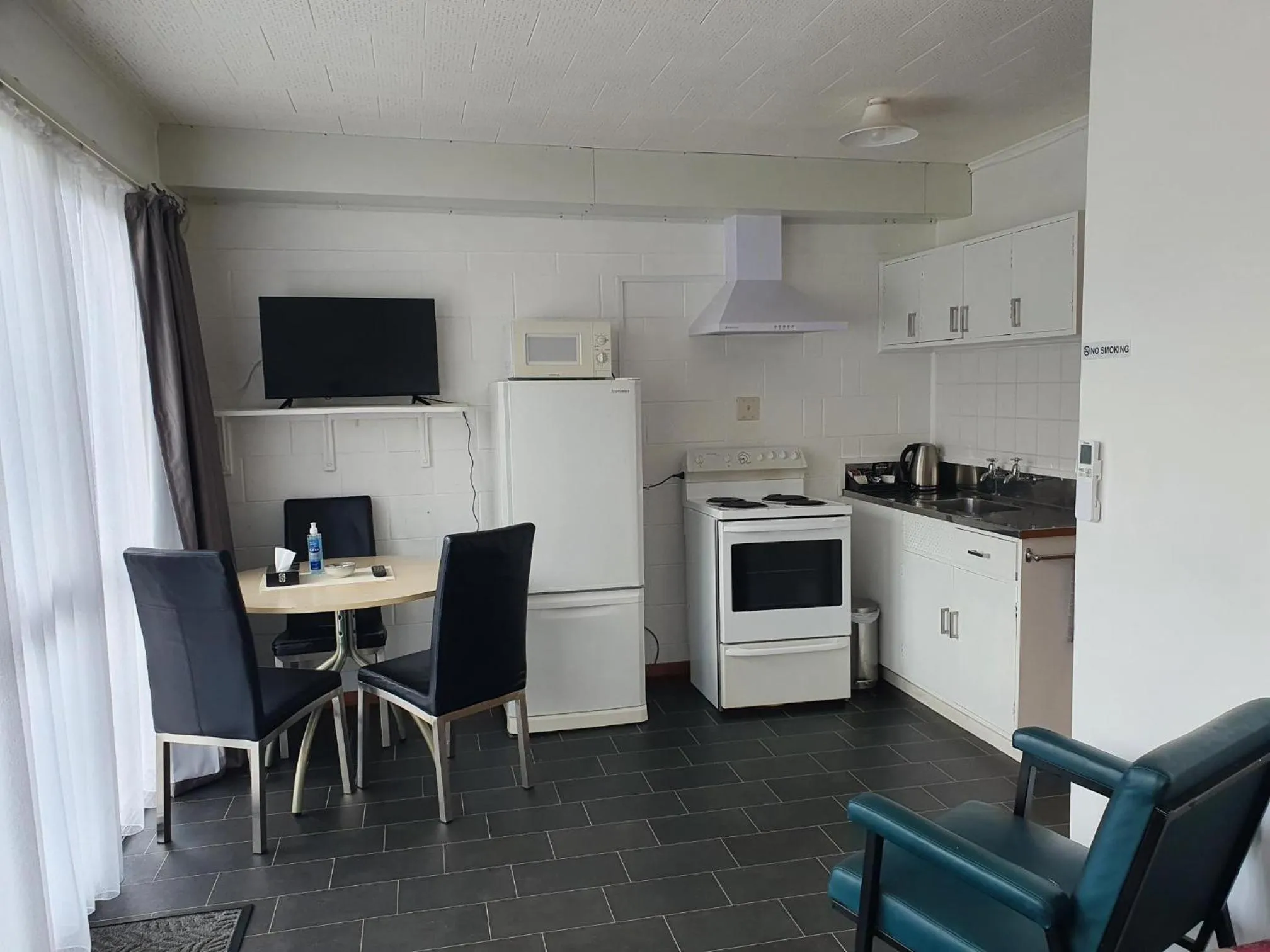Kitchen or kitchenette in Brooklyne Motel Sanson