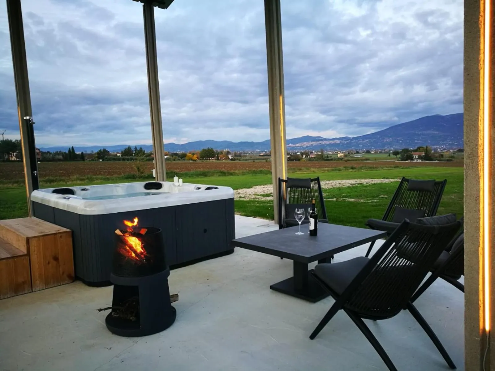 Hot Tub in SeiPetali